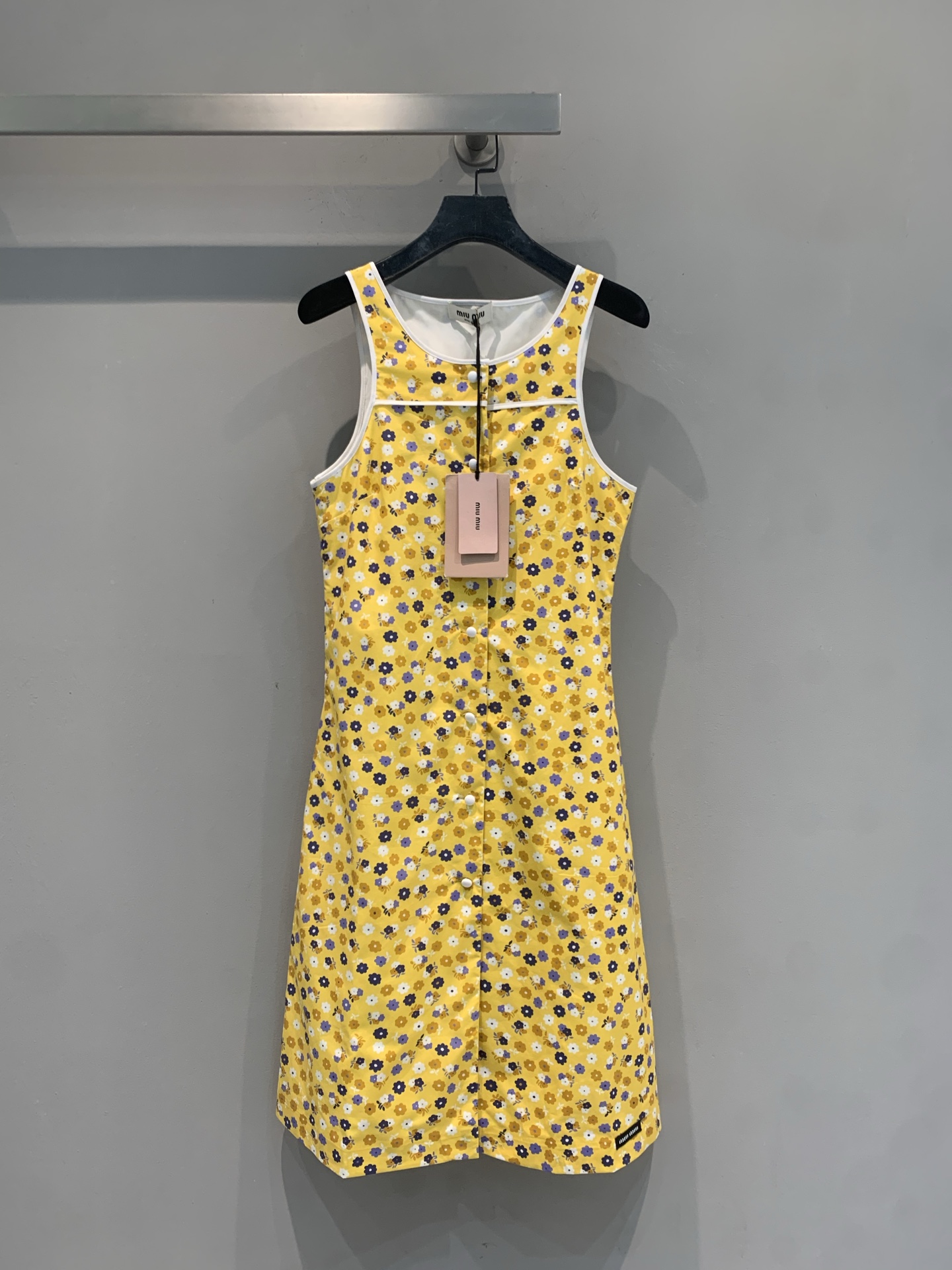 新款🆕 原版开发 Miumi*春夏系列黄色小碎花连衣裙，背心式设计+收腰剪裁，清新明媚超显气质！聚酯纤维