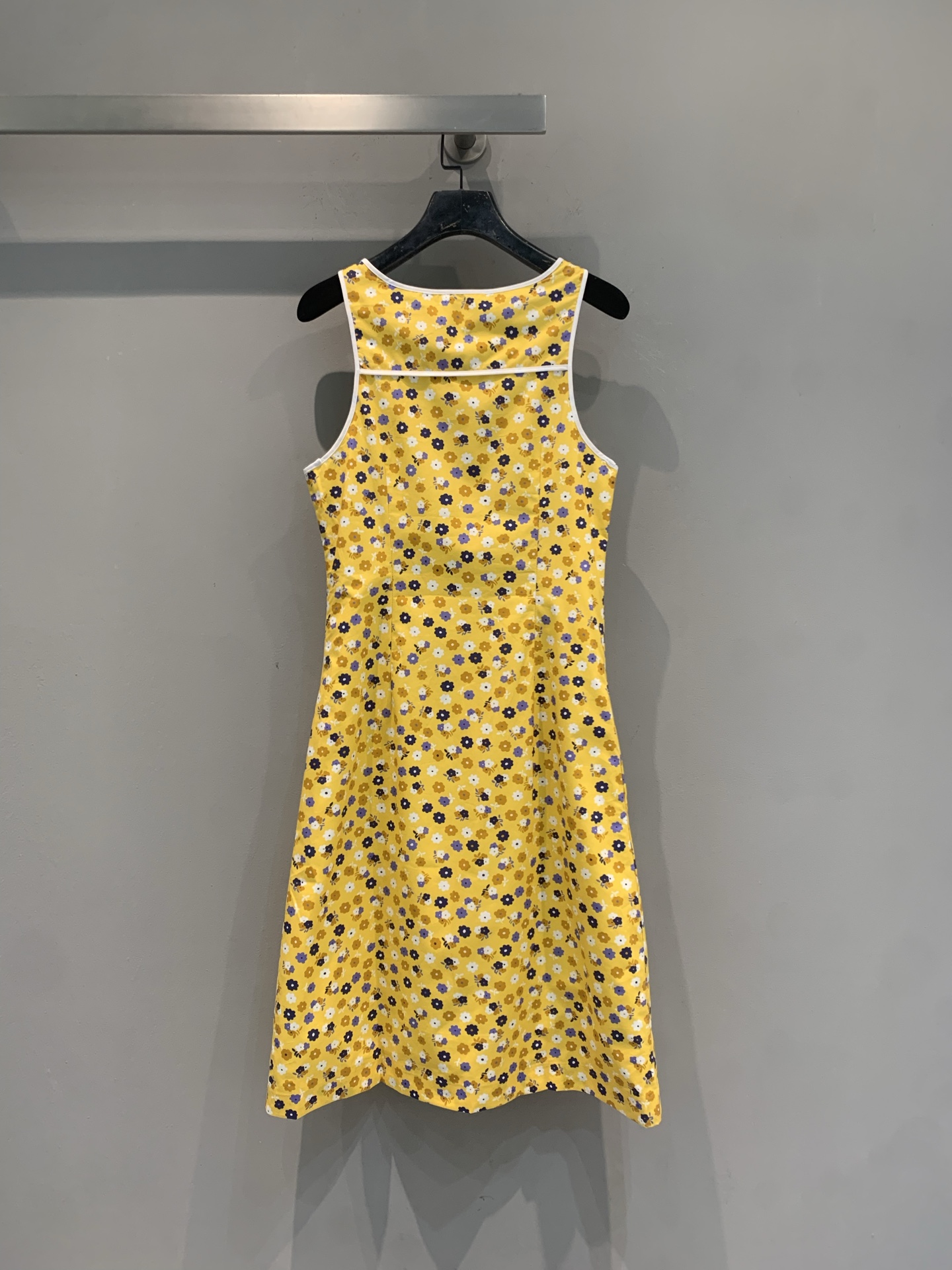 新款🆕 原版开发 Miumi*春夏系列黄色小碎花连衣裙，背心式设计+收腰剪裁，清新明媚超显气质！聚酯纤维