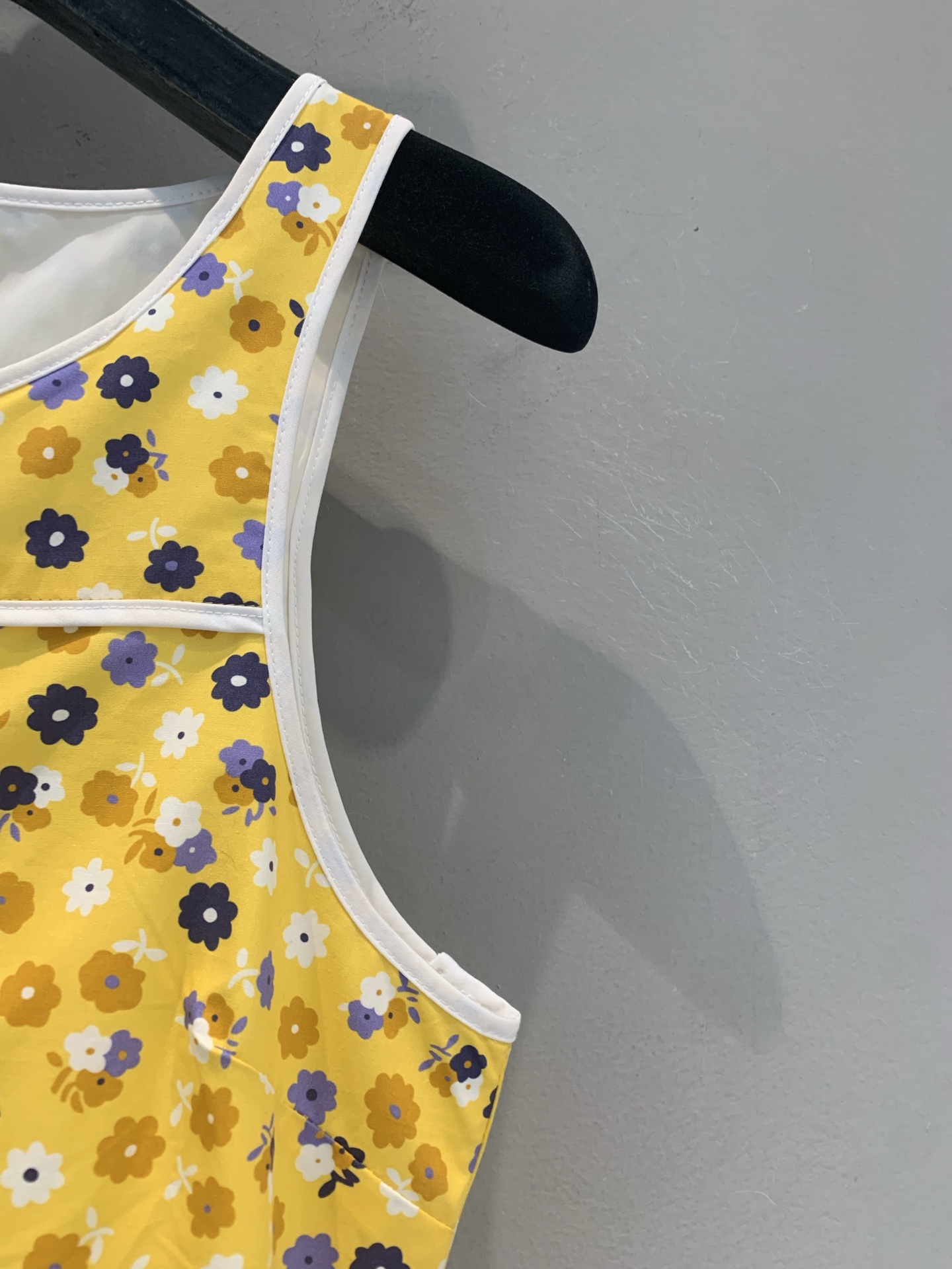 新款🆕 原版开发 Miumi*春夏系列黄色小碎花连衣裙，背心式设计+收腰剪裁，清新明媚超显气质！聚酯纤维