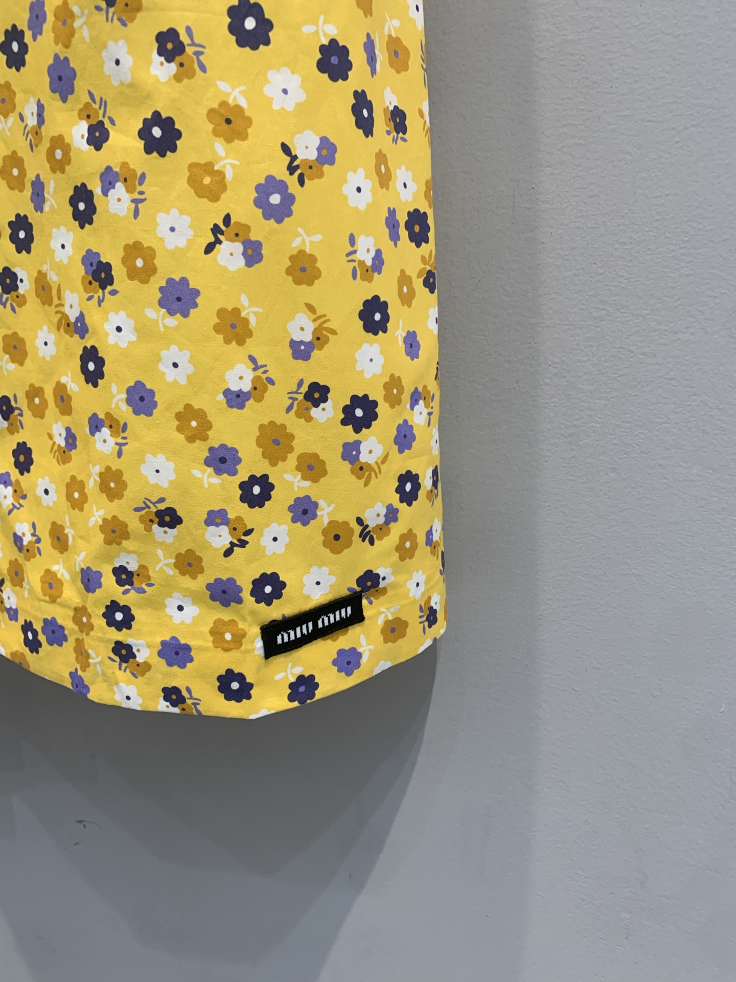 新款🆕 原版开发 Miumi*春夏系列黄色小碎花连衣裙，背心式设计+收腰剪裁，清新明媚超显气质！聚酯纤维