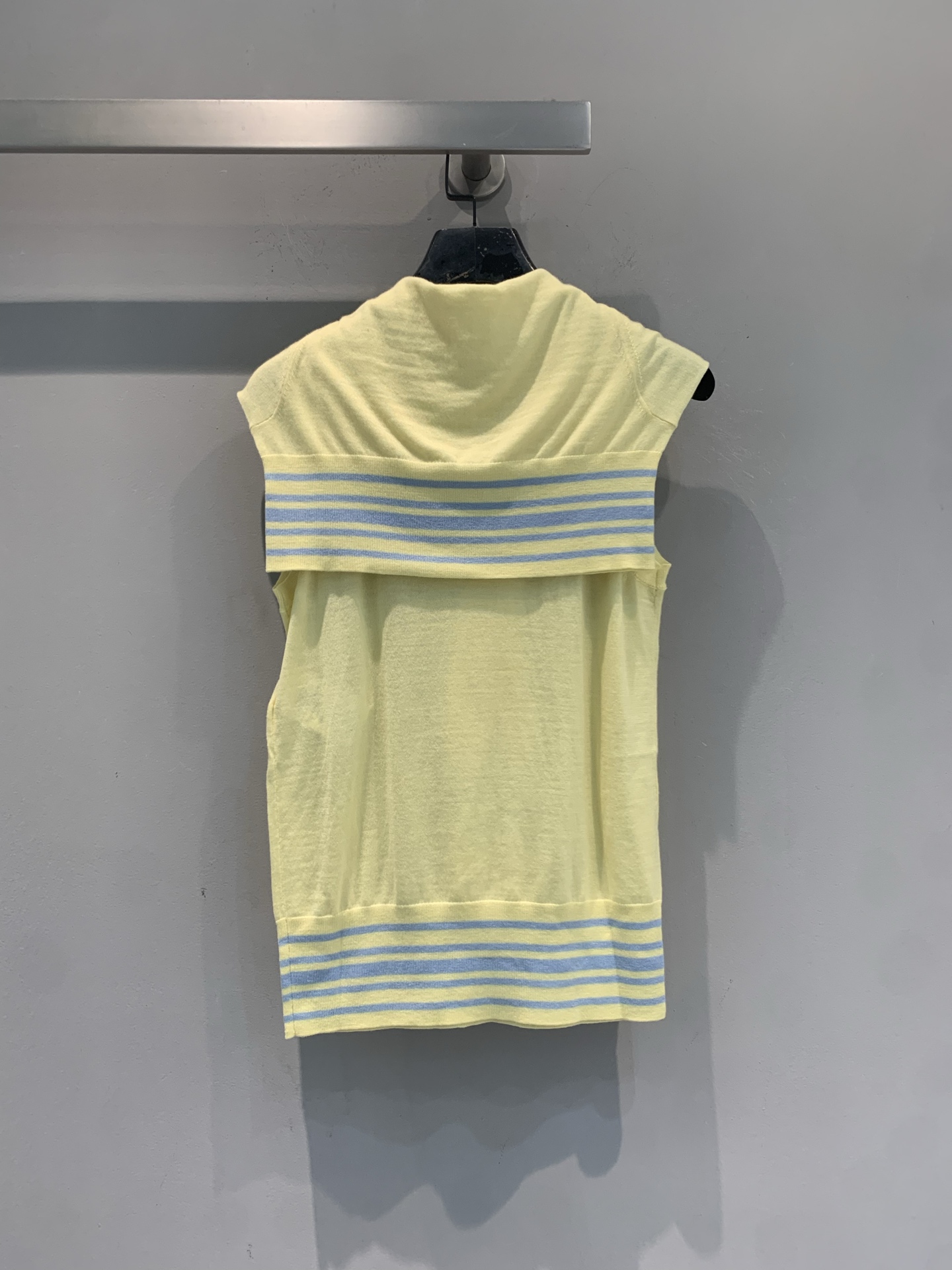 新款🆕 原版开发 CD早春新款多种穿法条纹针织羊绒上衣。羊绒混纺面料，柔软亲肤，春夏穿超舒服！披肩和背心