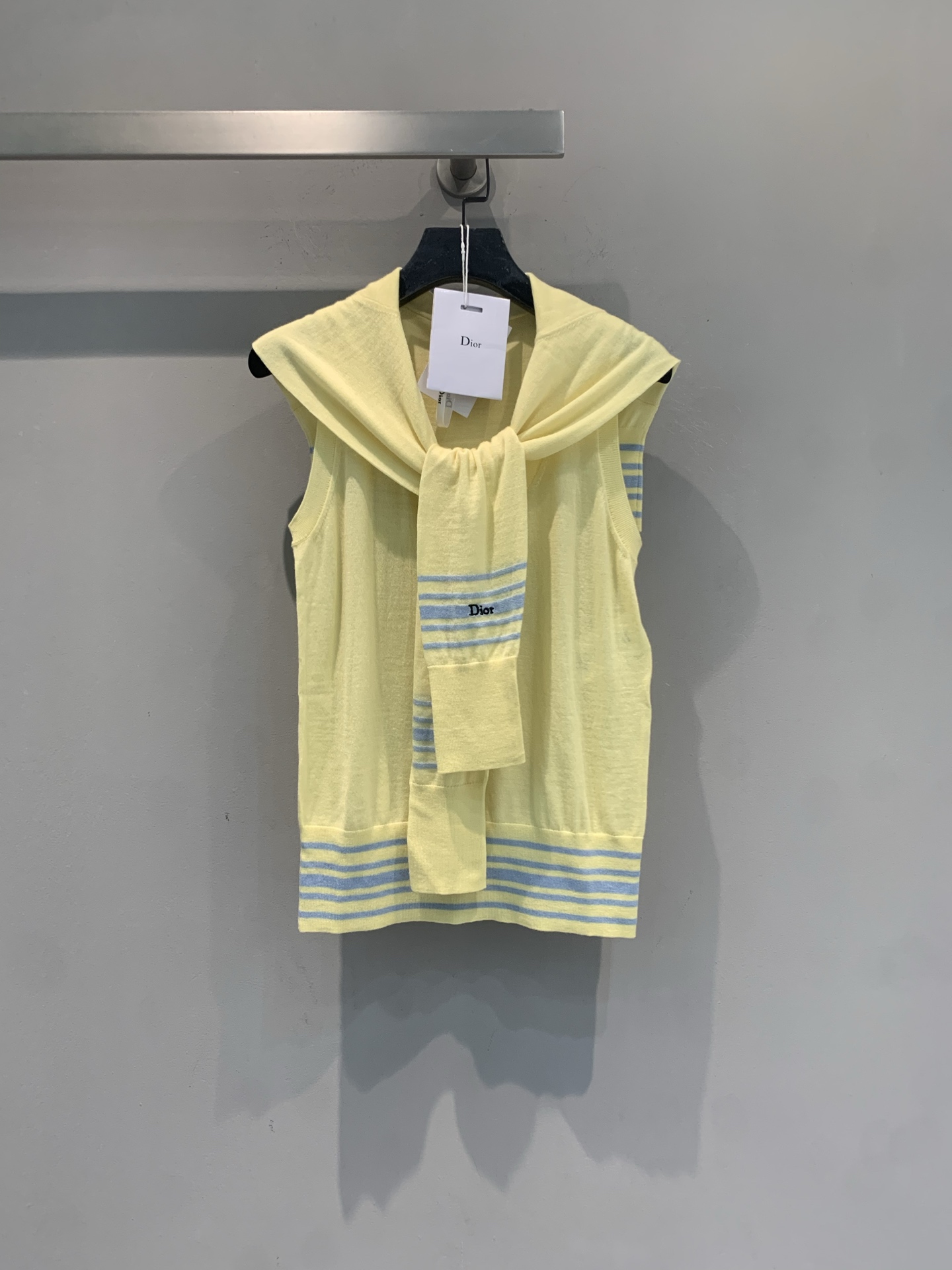 新款🆕 原版开发 CD早春新款多种穿法条纹针织羊绒上衣。羊绒混纺面料，柔软亲肤，春夏穿超舒服！披肩和背心