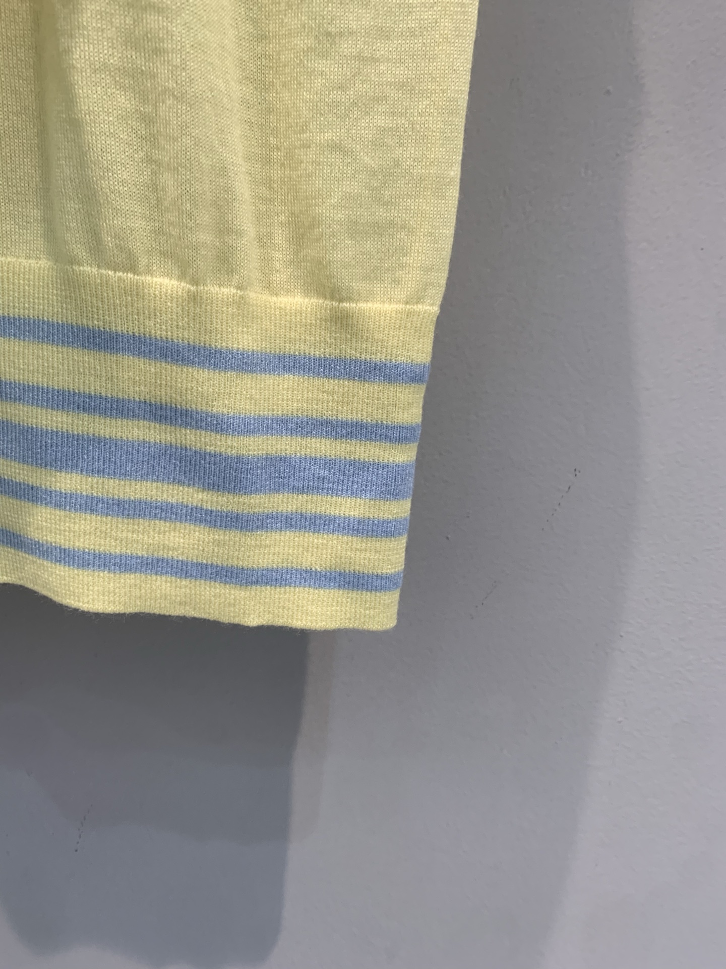 新款🆕 原版开发 CD早春新款多种穿法条纹针织羊绒上衣。羊绒混纺面料，柔软亲肤，春夏穿超舒服！披肩和背心