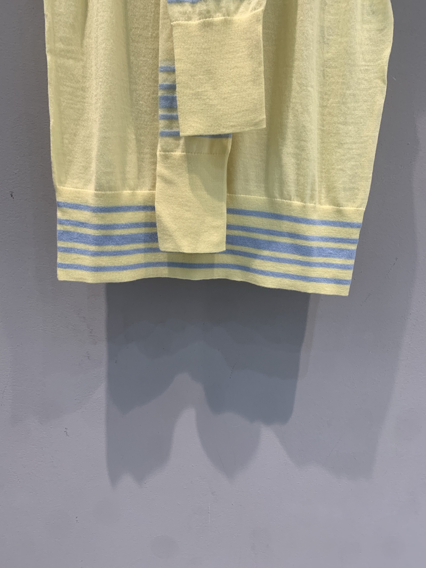 新款🆕 原版开发 CD早春新款多种穿法条纹针织羊绒上衣。羊绒混纺面料，柔软亲肤，春夏穿超舒服！披肩和背心