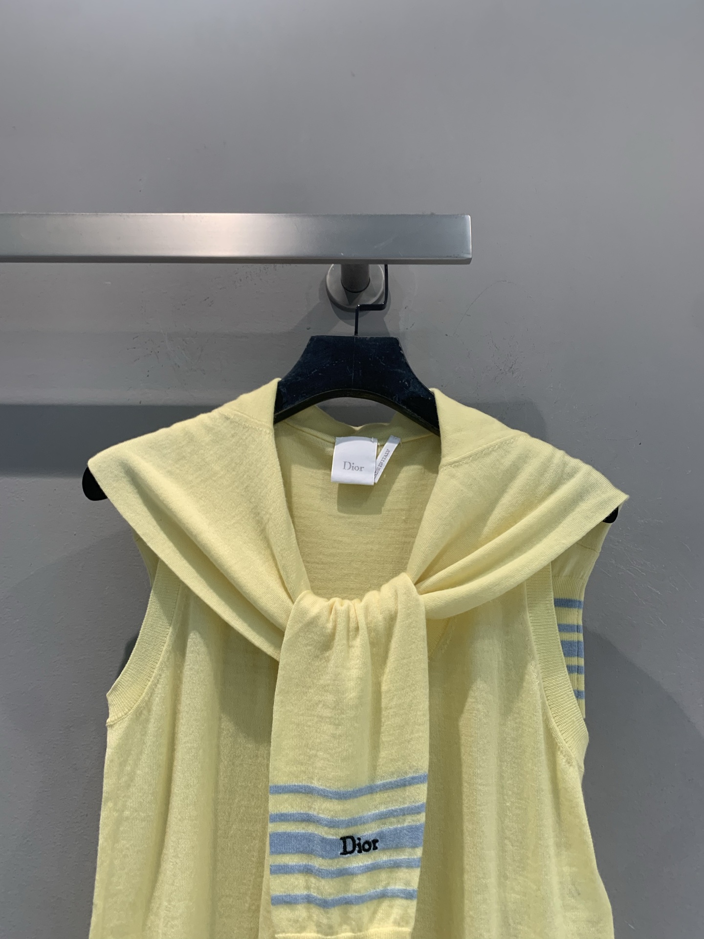 新款🆕 原版开发 CD早春新款多种穿法条纹针织羊绒上衣。羊绒混纺面料，柔软亲肤，春夏穿超舒服！披肩和背心