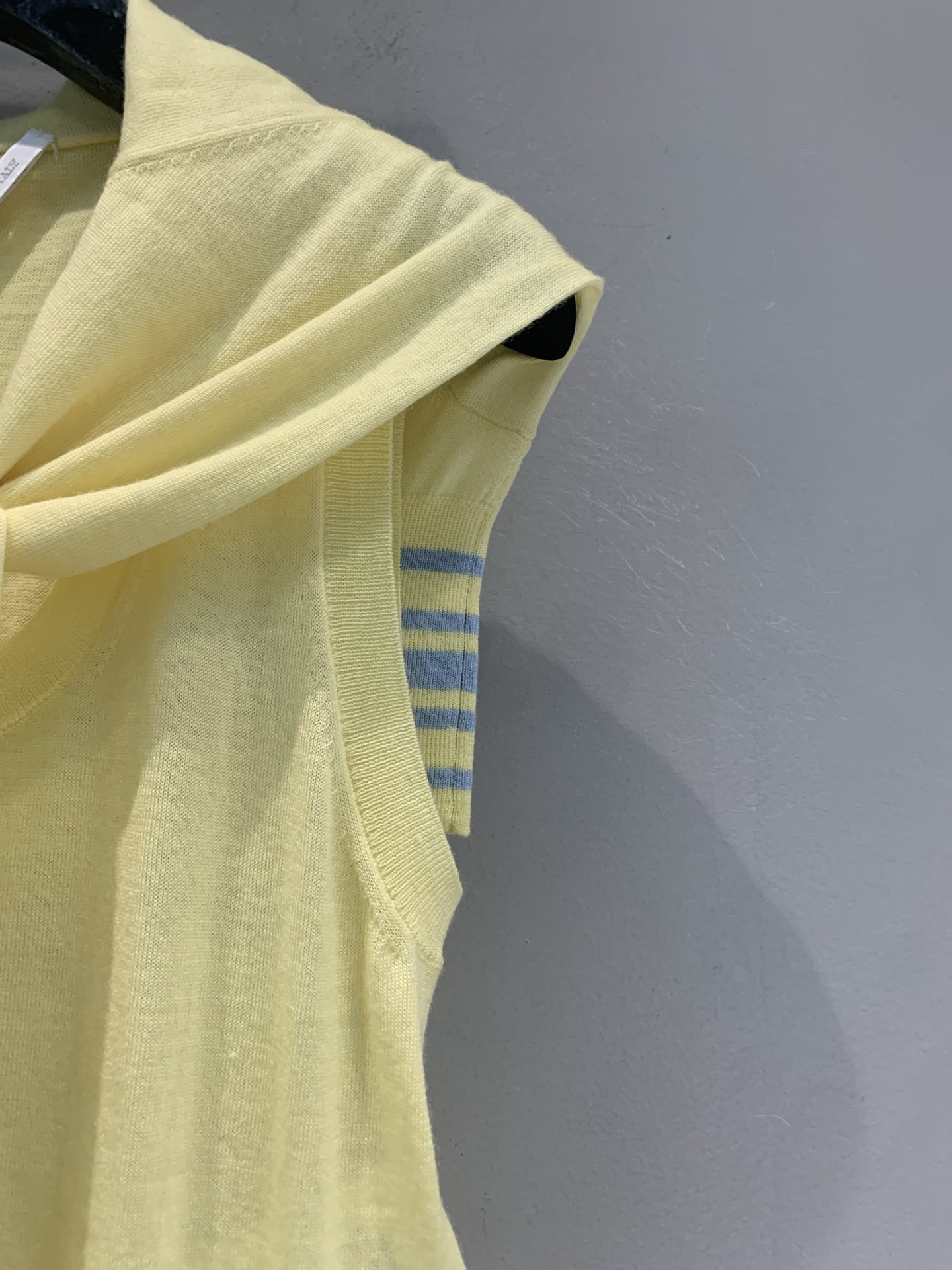 新款🆕 原版开发 CD早春新款多种穿法条纹针织羊绒上衣。羊绒混纺面料，柔软亲肤，春夏穿超舒服！披肩和背心