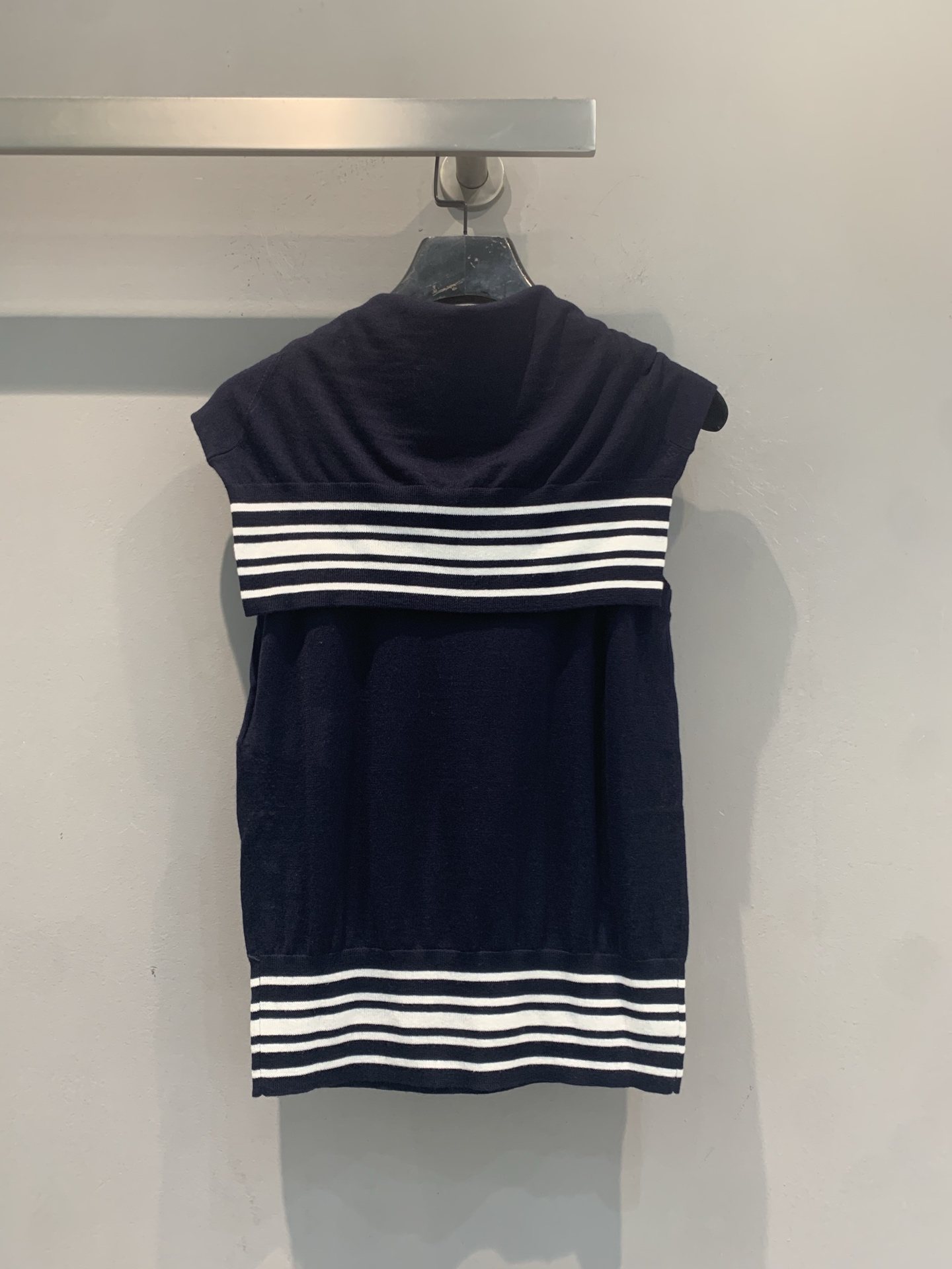 新款🆕 原版开发 CD早春新款多种穿法条纹针织羊绒上衣。羊绒混纺面料，柔软亲肤，春夏穿超舒服！披肩和背心