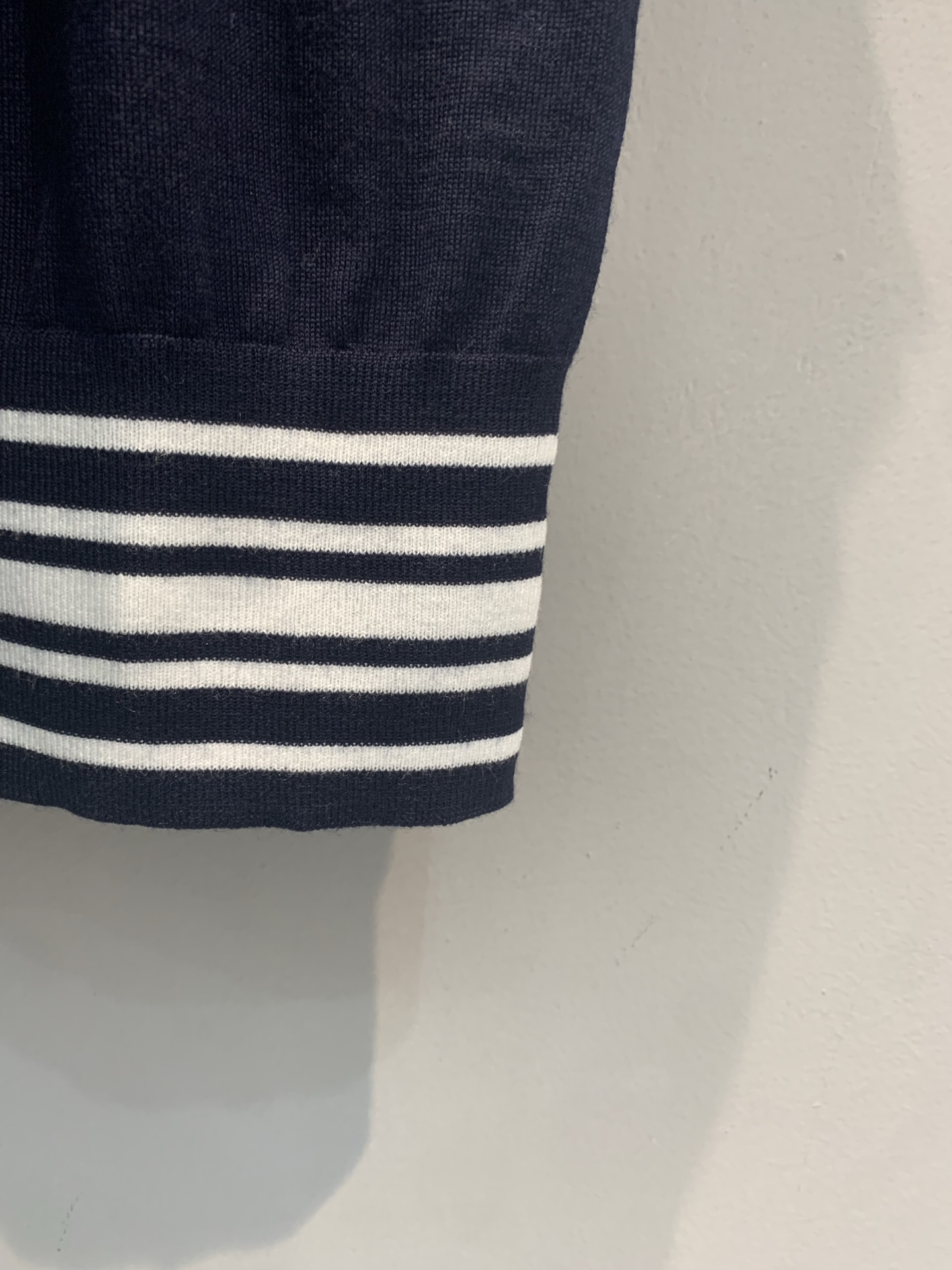 新款🆕 原版开发 CD早春新款多种穿法条纹针织羊绒上衣。羊绒混纺面料，柔软亲肤，春夏穿超舒服！披肩和背心