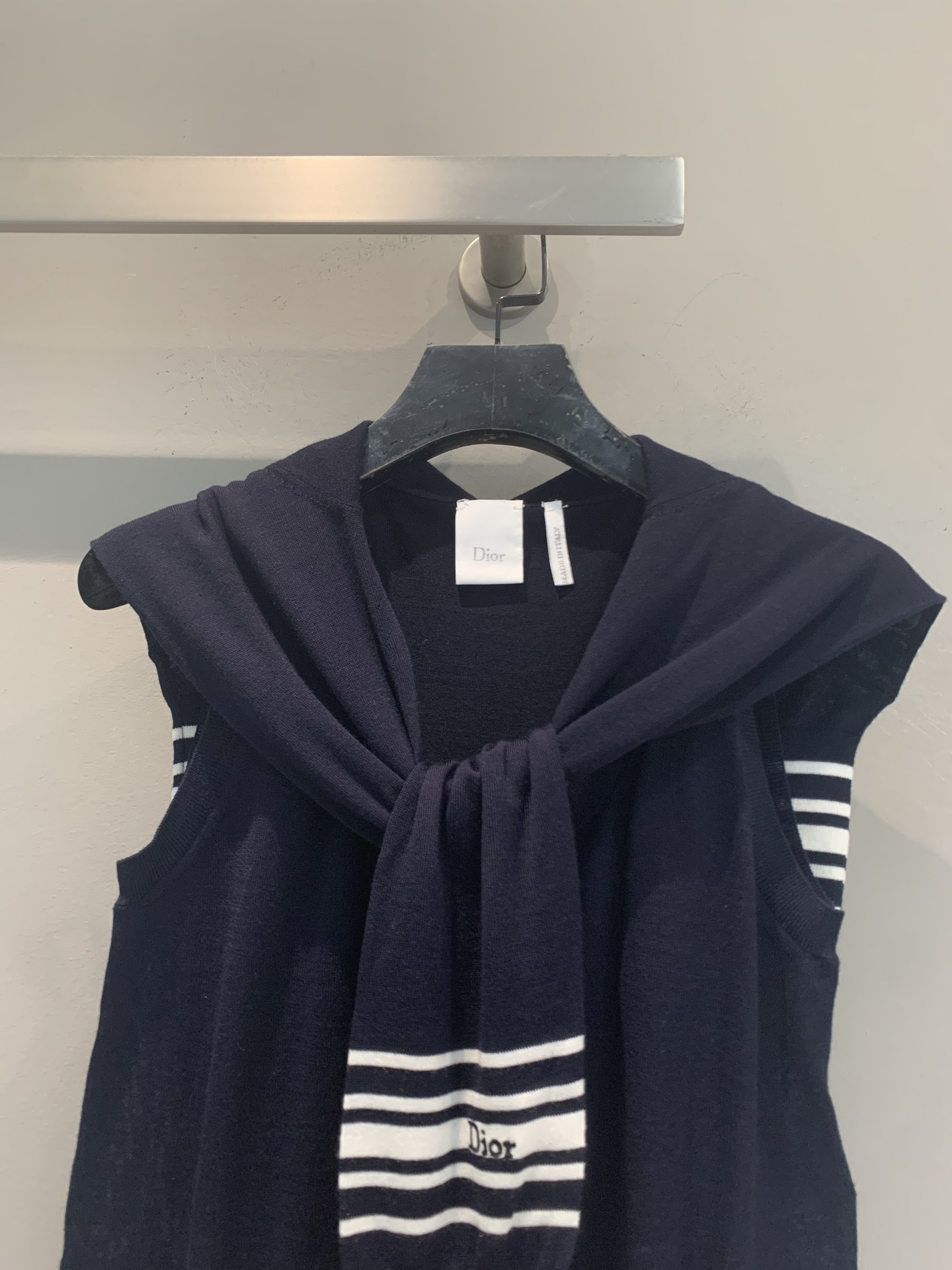 新款🆕 原版开发 CD早春新款多种穿法条纹针织羊绒上衣。羊绒混纺面料，柔软亲肤，春夏穿超舒服！披肩和背心