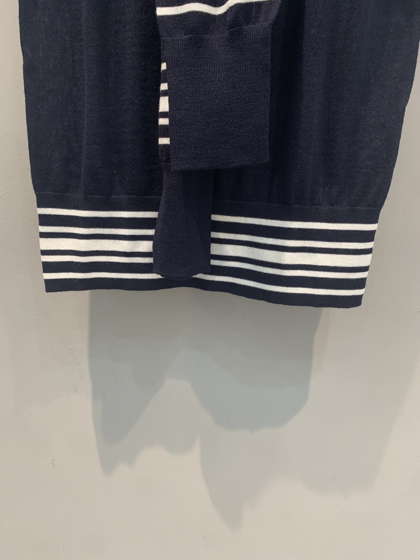 新款🆕 原版开发 CD早春新款多种穿法条纹针织羊绒上衣。羊绒混纺面料，柔软亲肤，春夏穿超舒服！披肩和背心