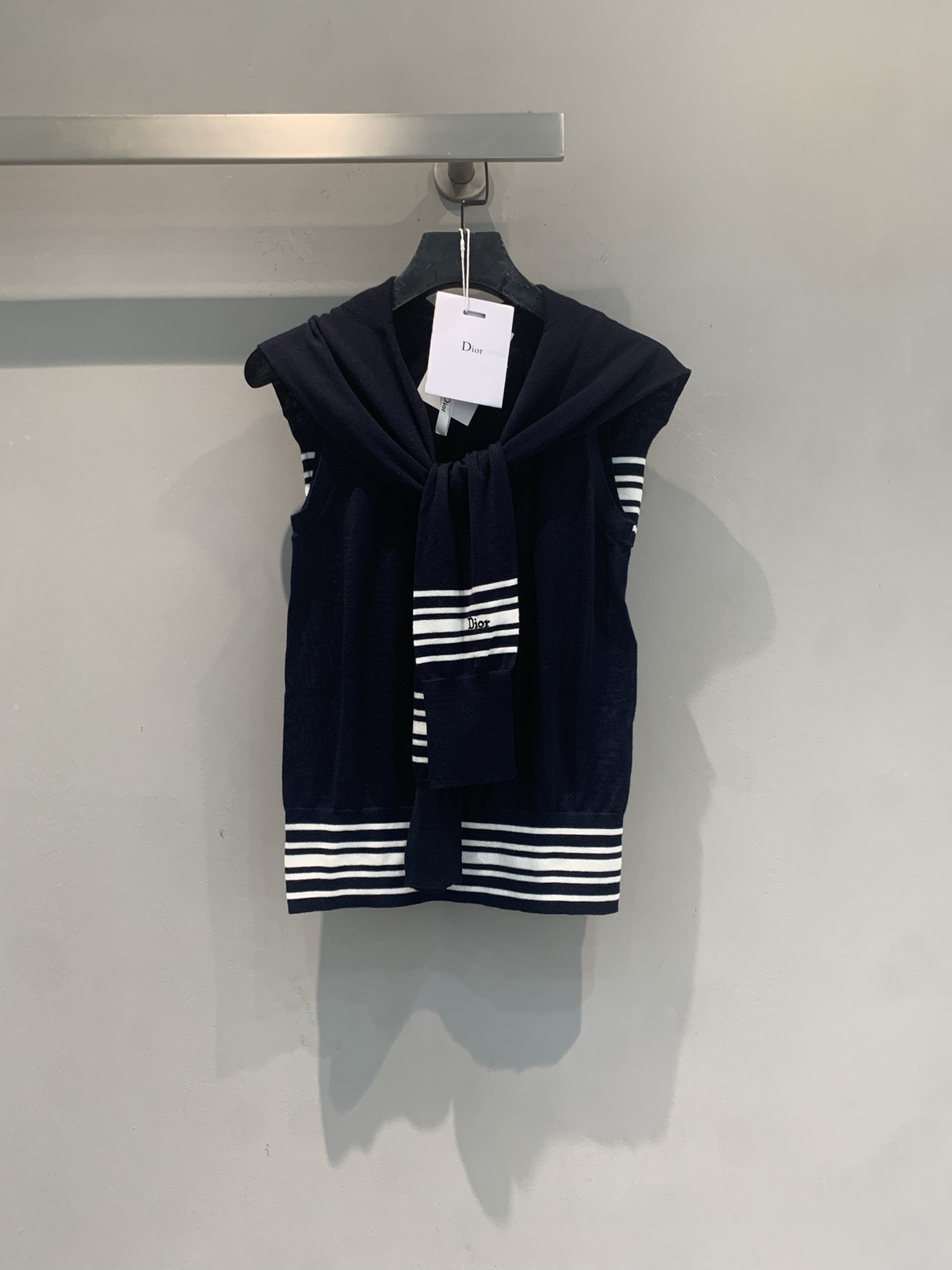 新款🆕 原版开发 CD早春新款多种穿法条纹针织羊绒上衣。羊绒混纺面料，柔软亲肤，春夏穿超舒服！披肩和背心