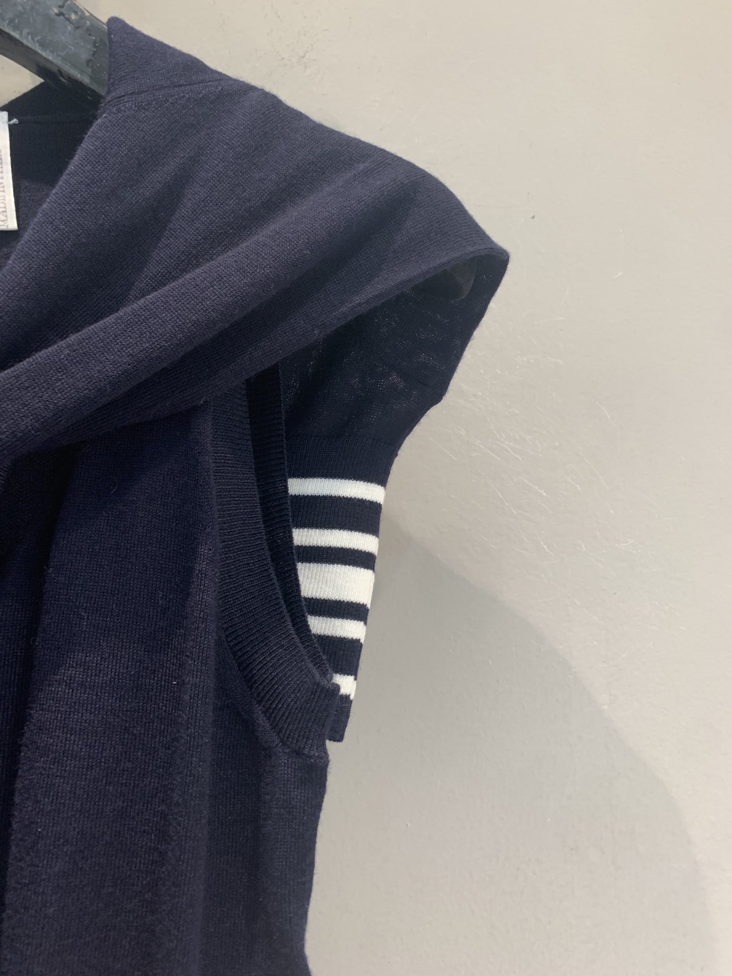 新款🆕 原版开发 CD早春新款多种穿法条纹针织羊绒上衣。羊绒混纺面料，柔软亲肤，春夏穿超舒服！披肩和背心