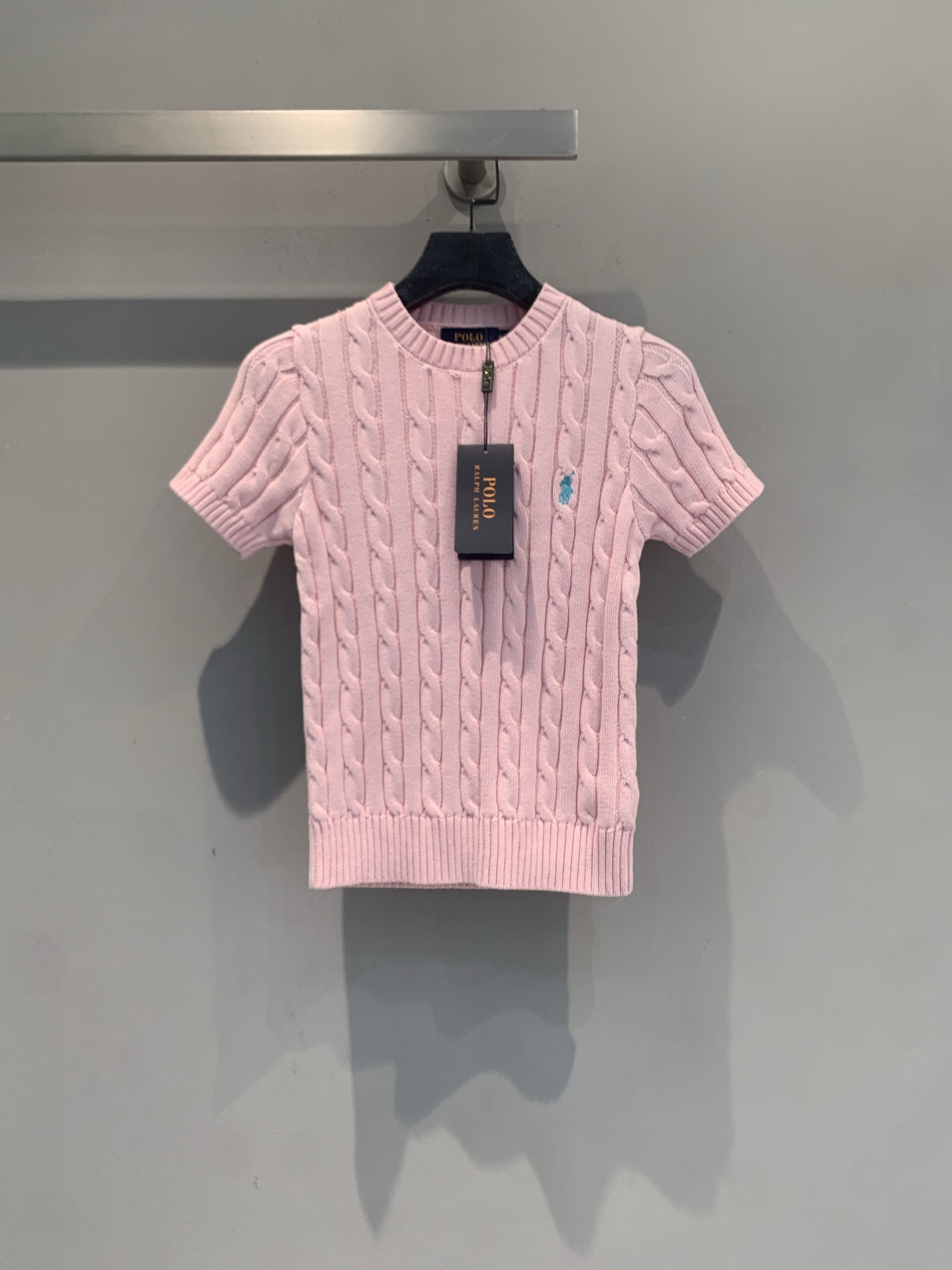 NO:803812,The new Polo Ralph Lauren twist knitted short-sleeves are now available, with classic cable texture and round neck design, and slim tailoring to show off your temperament!  The pony embroidery on the chest is very recognizable, the color is versatile and attractive, and the pure cotton material is soft and breathable, making it super comfortable to wear in spring and summer ~ Whether worn with jeans or a skirt, you can easily get old money style or commuting style, this is a must-have classic item in your wardrobe!  Size SML,,loro piana,skirts,jeans,T-shirt,19860909新款出货啦Polo Ralph Lauren麻花针织短袖,经典绞花纹理+圆领设计,修身剪裁超显气质！胸口小马刺绣超有辨识度,配色百搭又耐看,纯棉材质柔软透气,春夏穿超舒服～无论搭牛仔裤还是半裙,轻松get老钱风or通勤风,衣橱必备经典单品！码数SML,,loro piana,skirts,jeans,T-shirt,,Women's clothing