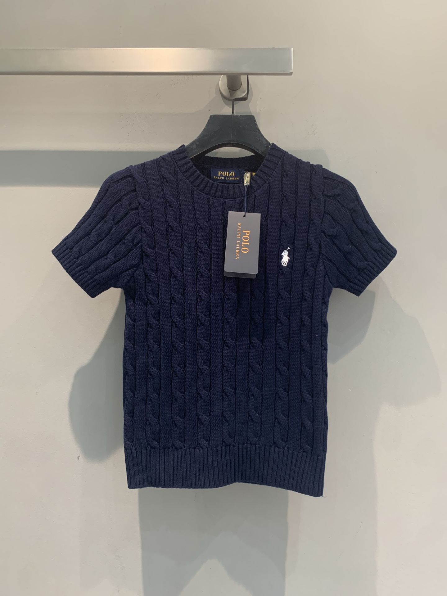 NO:803815,The new style Molo Ralph Lauren twist knitted short-sleeves, classic cable texture + round neck design, slim fit and super elegant!  The pony embroidery on the chest is very recognizable, the color is versatile and attractive, and the pure cotton material is soft and breathable, making it super comfortable to wear in spring and summer ~ Whether worn with jeans or a skirt, you can easily get old money style or commuting style, this is a must-have classic item in your wardrobe!  Size SML,,loro piana,skirts,jeans,T-shirt,19860909新款出货啦Molo Ralph Lauren麻花针织短袖,经典绞花纹理+圆领设计,修身剪裁超显气质！胸口小马刺绣超有辨识度,配色百搭又耐看,纯棉材质柔软透气,春夏穿超舒服～无论搭牛仔裤还是半裙,轻松get老钱风or通勤风,衣橱必备经典单品！码数SML,,loro piana,skirts,jeans,T-shirt,,Women's clothing