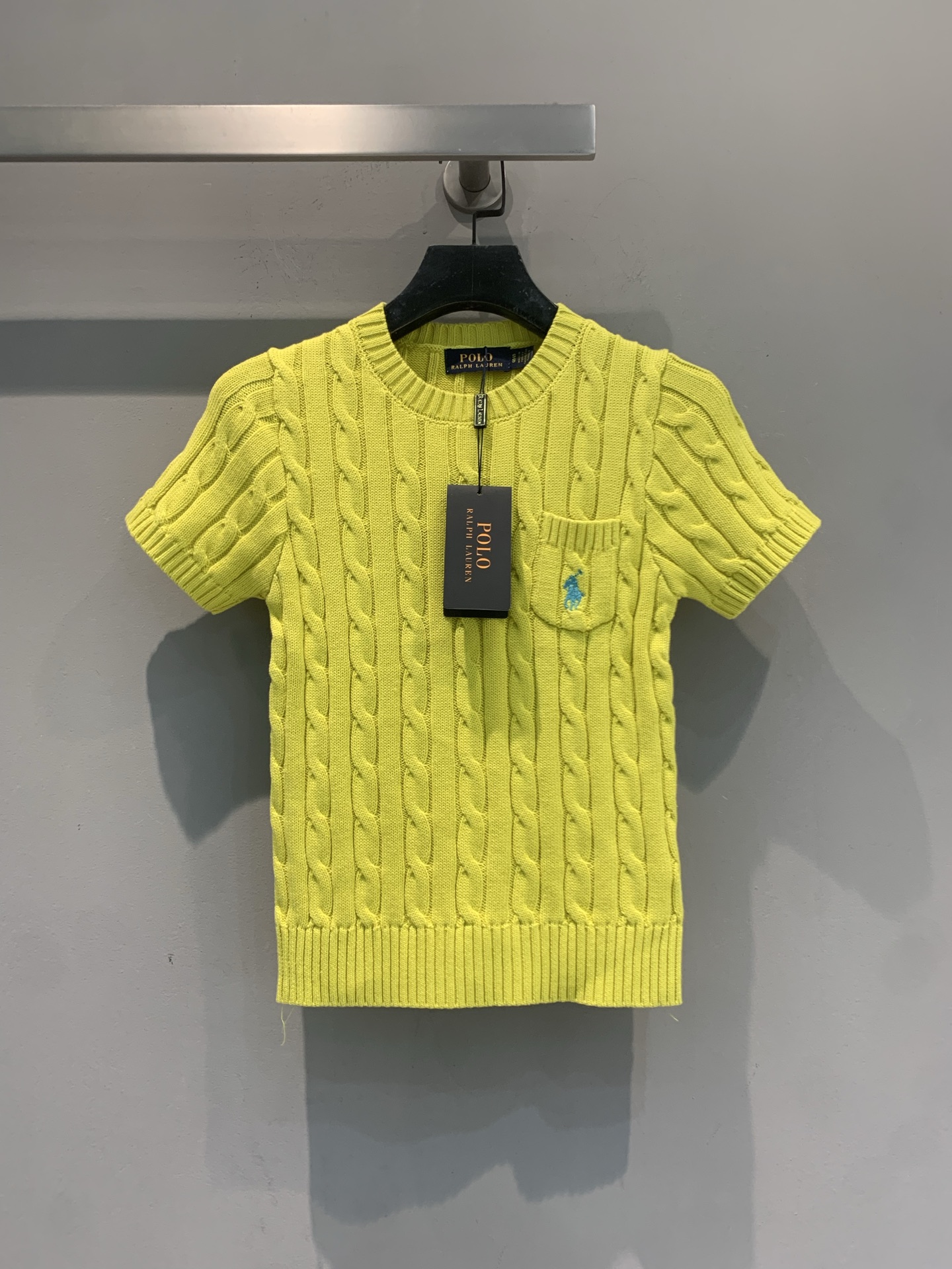 NO:803789,The new model is out. Polo Ralph Lauren twist knitted short sleeves, classic cable texture + round neck design, slim fit and super elegant!  The pony embroidery on the chest is very recognizable, the color is versatile and attractive, and the pure cotton material is soft and breathable, making it super comfortable to wear in spring and summer ~ Whether worn with jeans or a skirt, you can easily get old money style or commuting style, this is a must-have classic item in your wardrobe!  Size SML,,loro piana,skirts,jeans,T-shirt,19860909新款出货啦 Polo Ralph Lauren麻花针织短袖,经典绞花纹理+圆领设计,修身剪裁超显气质！胸口小马刺绣超有辨识度,配色百搭又耐看,纯棉材质柔软透气,春夏穿超舒服～无论搭牛仔裤还是半裙,轻松get老钱风or通勤风,衣橱必备经典单品！码数SML,,loro piana,skirts,jeans,T-shirt,,Women's clothing