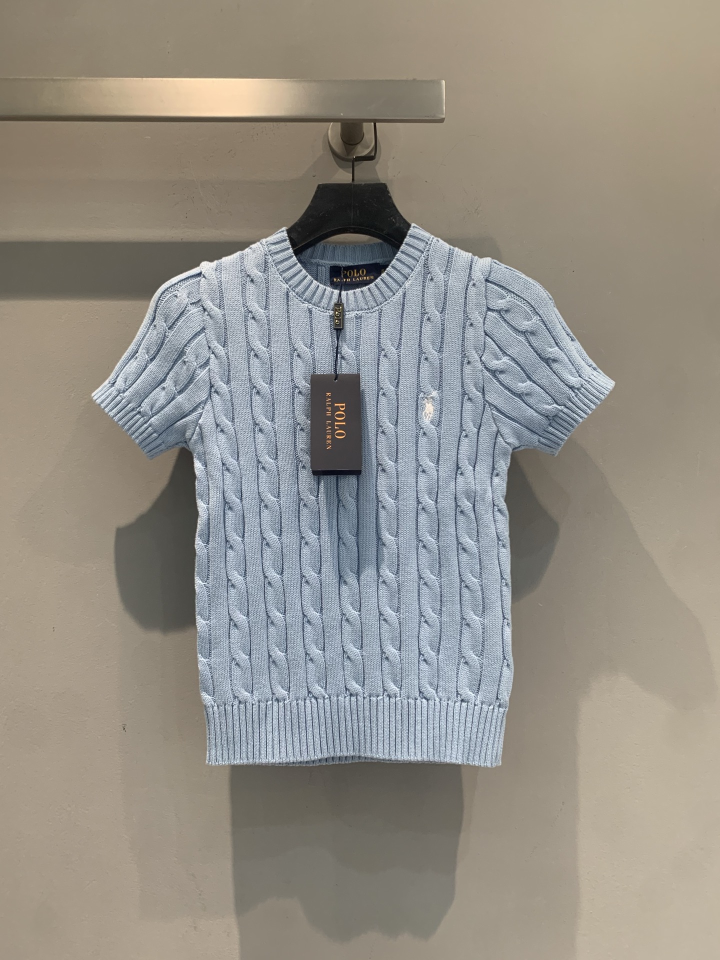 NO:803792,The new model has been shipped. MPolo Ralph Lauren twist knitted short sleeves, classic cable texture + round neck design, slim fit and super elegant!  The pony embroidery on the chest is very recognizable, the color is versatile and attractive, and the pure cotton material is soft and breathable, making it super comfortable to wear in spring and summer ~ Whether worn with jeans or a skirt, you can easily get old money style or commuting style, this is a must-have classic item in your wardrobe!  Size SML,,loro piana,skirts,jeans,T-shirt,19860909新款出货啦MPolo Ralph Lauren麻花针织短袖,经典绞花纹理+圆领设计,修身剪裁超显气质！胸口小马刺绣超有辨识度,配色百搭又耐看,纯棉材质柔软透气,春夏穿超舒服～无论搭牛仔裤还是半裙,轻松get老钱风or通勤风,衣橱必备经典单品！码数SML,,loro piana,skirts,jeans,T-shirt,,Women's clothing