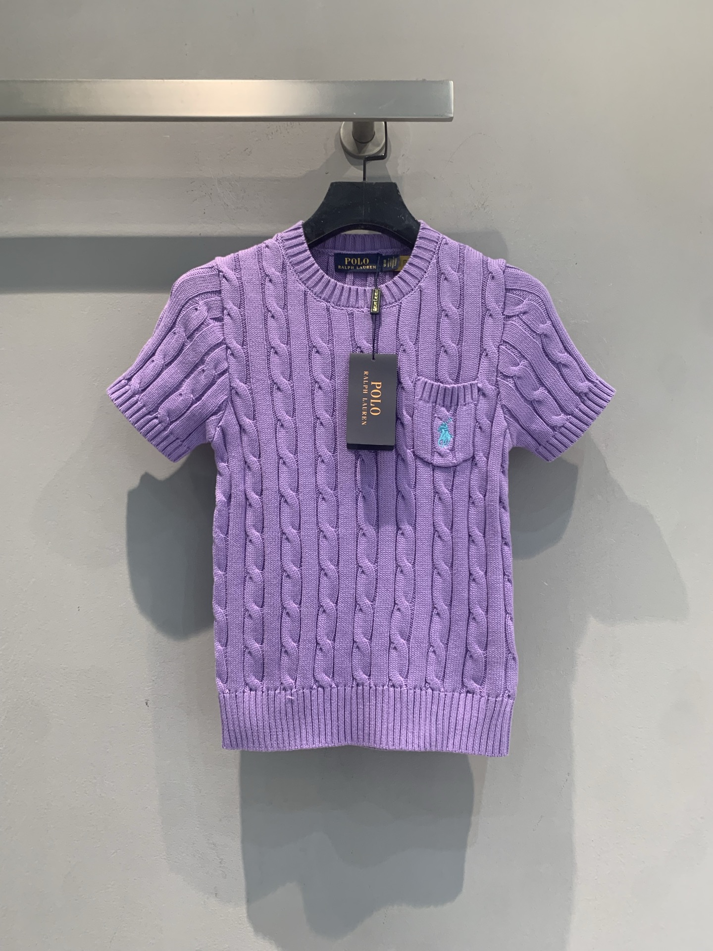 NO:803795,The new Polo Ralph Lauren twist knitted short-sleeves are now available, with classic cable texture and round neck design, and slim tailoring to show off your temperament!  The pony embroidery on the chest is very recognizable, the color is versatile and attractive, and the pure cotton material is soft and breathable, making it super comfortable to wear in spring and summer ~ Whether worn with jeans or a skirt, you can easily get old money style or commuting style, this is a must-have classic item in your wardrobe!  Size SML,,loro piana,skirts,jeans,T-shirt,19860909新款出货啦Polo Ralph Lauren麻花针织短袖,经典绞花纹理+圆领设计,修身剪裁超显气质！胸口小马刺绣超有辨识度,配色百搭又耐看,纯棉材质柔软透气,春夏穿超舒服～无论搭牛仔裤还是半裙,轻松get老钱风or通勤风,衣橱必备经典单品！码数SML,,loro piana,skirts,jeans,T-shirt,,Women's clothing