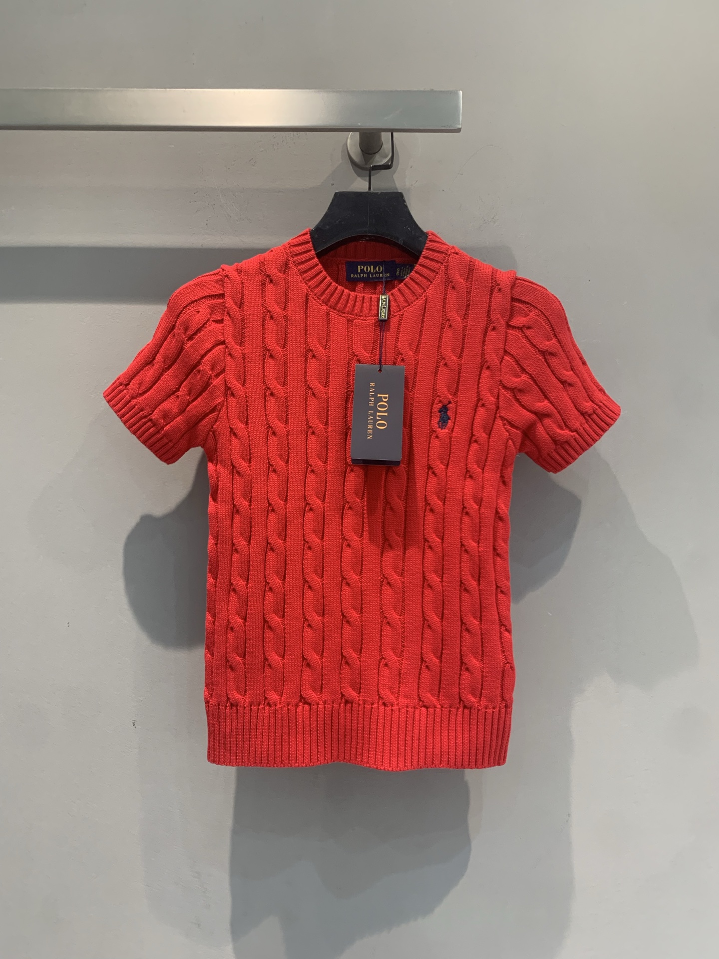 NO:803798,The new model has been shipped. MPolo Ralph Lauren twist knitted short sleeves, classic cable texture + round neck design, slim fit and super elegant!  The pony embroidery on the chest is very recognizable, the color is versatile and attractive, and the pure cotton material is soft and breathable, making it super comfortable to wear in spring and summer ~ Whether worn with jeans or a skirt, you can easily get old money style or commuting style, this is a must-have classic item in your wardrobe!  Size SML,,loro piana,skirts,jeans,T-shirt,19860909新款出货啦MPolo Ralph Lauren麻花针织短袖,经典绞花纹理+圆领设计,修身剪裁超显气质！胸口小马刺绣超有辨识度,配色百搭又耐看,纯棉材质柔软透气,春夏穿超舒服～无论搭牛仔裤还是半裙,轻松get老钱风or通勤风,衣橱必备经典单品！码数SML,,loro piana,skirts,jeans,T-shirt,,Women's clothing