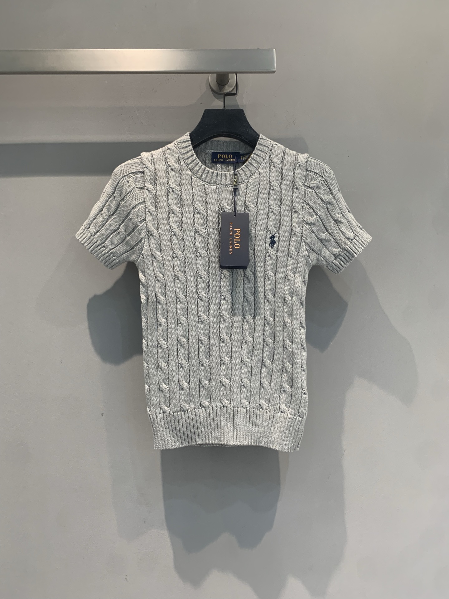 NO:803801,The new model is out. Polo Ralph Lauren twist knitted short sleeves, classic cable texture + round neck design, slim fit and super elegant!  The pony embroidery on the chest is very recognizable, the color is versatile and attractive, and the pure cotton material is soft and breathable, making it super comfortable to wear in spring and summer ~ Whether worn with jeans or a skirt, you can easily get old money style or commuting style, this is a must-have classic item in your wardrobe!  Size SML,,loro piana,skirts,jeans,T-shirt,19860909新款出货啦 Polo Ralph Lauren麻花针织短袖,经典绞花纹理+圆领设计,修身剪裁超显气质！胸口小马刺绣超有辨识度,配色百搭又耐看,纯棉材质柔软透气,春夏穿超舒服～无论搭牛仔裤还是半裙,轻松get老钱风or通勤风,衣橱必备经典单品！码数SML,,loro piana,skirts,jeans,T-shirt,,Women's clothing