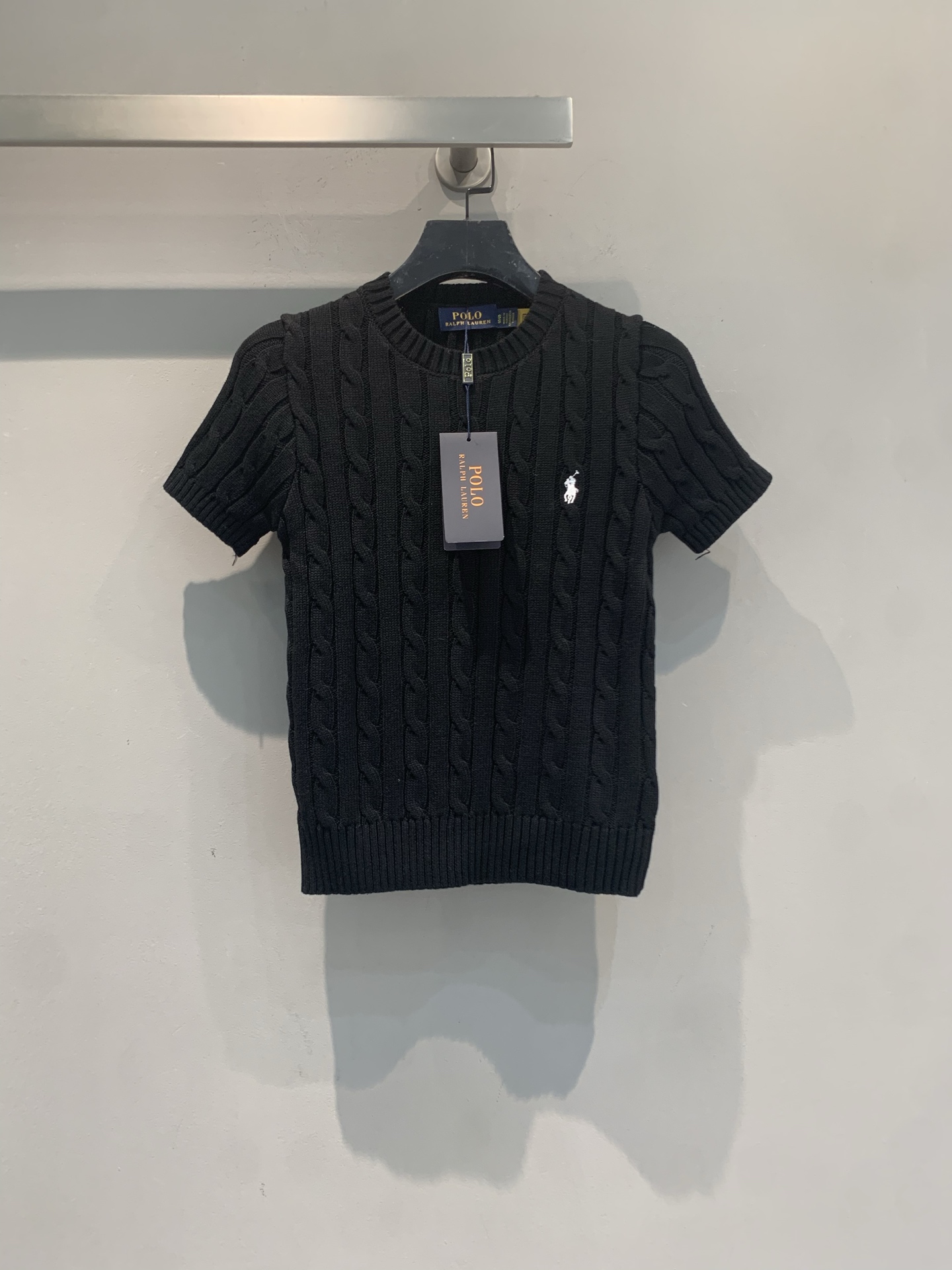 NO:803804,The new Polo Ralph Lauren twist knitted short-sleeves are now available, with classic cable texture and round neck design, and slim tailoring to show off your temperament!  The pony embroidery on the chest is very recognizable, the color is versatile and attractive, and the pure cotton material is soft and breathable, making it super comfortable to wear in spring and summer ~ Whether worn with jeans or a skirt, you can easily get old money style or commuting style, this is a must-have classic item in your wardrobe!  Size SML,,loro piana,skirts,jeans,T-shirt,19860909新款出货啦Polo Ralph Lauren麻花针织短袖,经典绞花纹理+圆领设计,修身剪裁超显气质！胸口小马刺绣超有辨识度,配色百搭又耐看,纯棉材质柔软透气,春夏穿超舒服～无论搭牛仔裤还是半裙,轻松get老钱风or通勤风,衣橱必备经典单品！码数SML,,loro piana,skirts,jeans,T-shirt,,Women's clothing