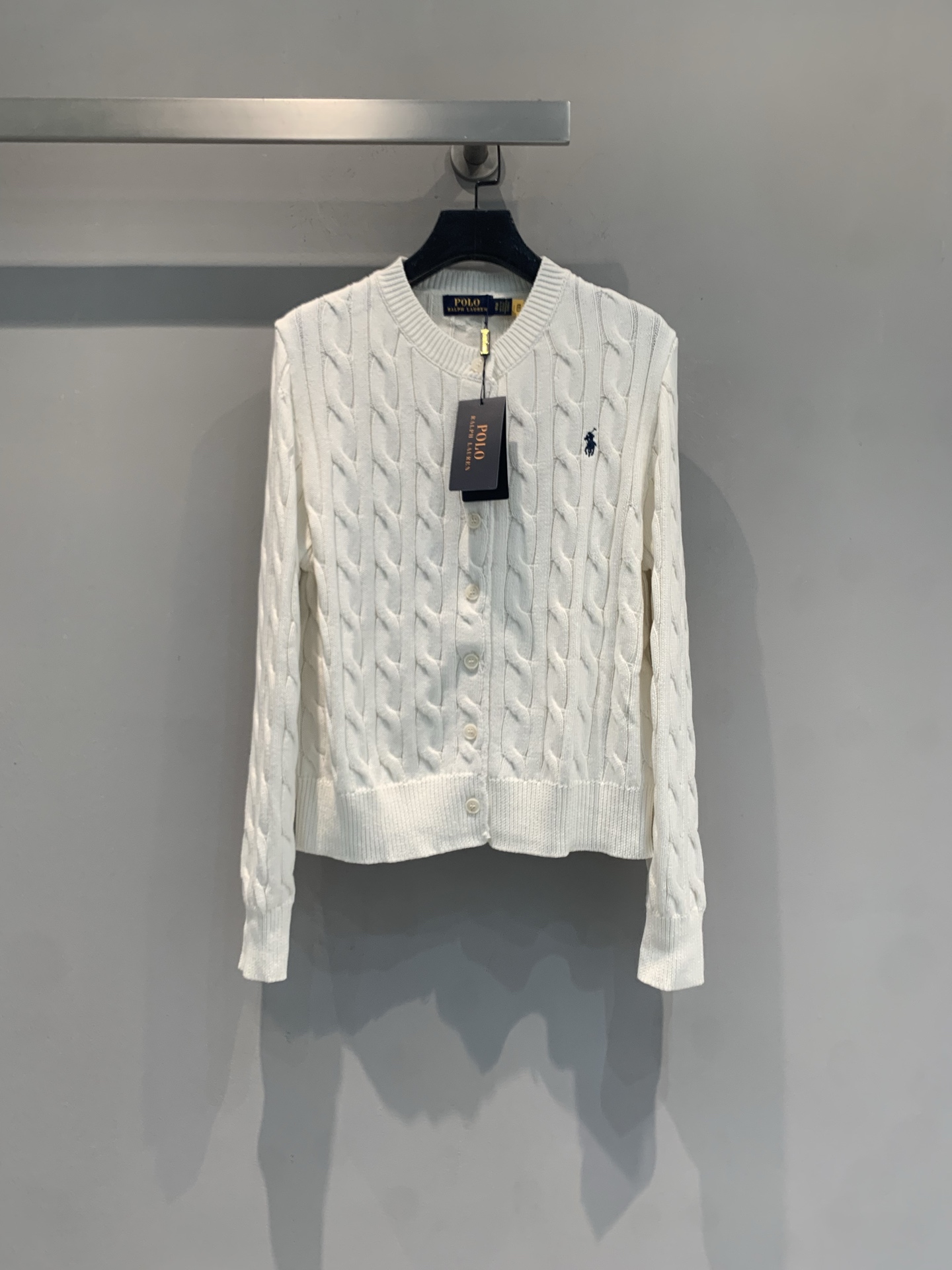 NO:803797,The new model is out. Polo Ralph Lauren's new classic cable cardigan for early spring is made of pure cotton, soft and skin-friendly, with a twist texture that is three-dimensional and stylish. It has a round neck + button design and is OK to wear alone or layered. The pony embroidery on the chest is very recognizable. It can be easily styled in college style or simple style. It is a must-have in spring and autumn!  Suitable for all body types, can be worn for commuting and casual wear~ Size SML, loro piana,19860909新款出货啦 Polo Ralph Lauren早春新款经典绞花开衫,纯棉材质,柔软亲肤,麻花纹理立体有型,圆领+纽扣设计,单穿或叠搭都很OK.胸前小马刺绣超有辨识度,学院风or简约风都能轻松驾驭,春秋季节必备！适合各种身材,通勤休闲都能穿～码数SML,,loro piana,,Women's clothing