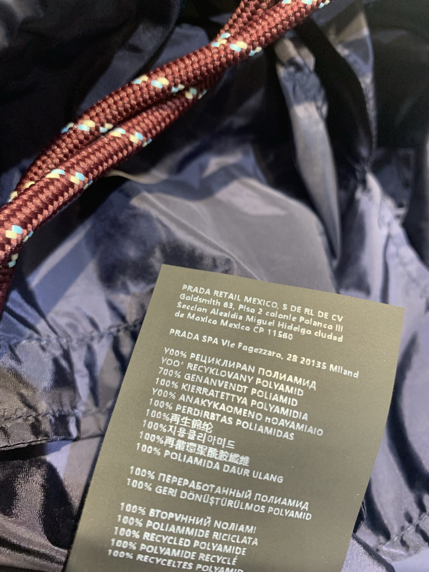 新款🆕 原版开发 Prad*春夏系列深蓝色系带尼龙连帽外套，轻薄材质超适合春夏穿！短款设计+抽绳细节，实