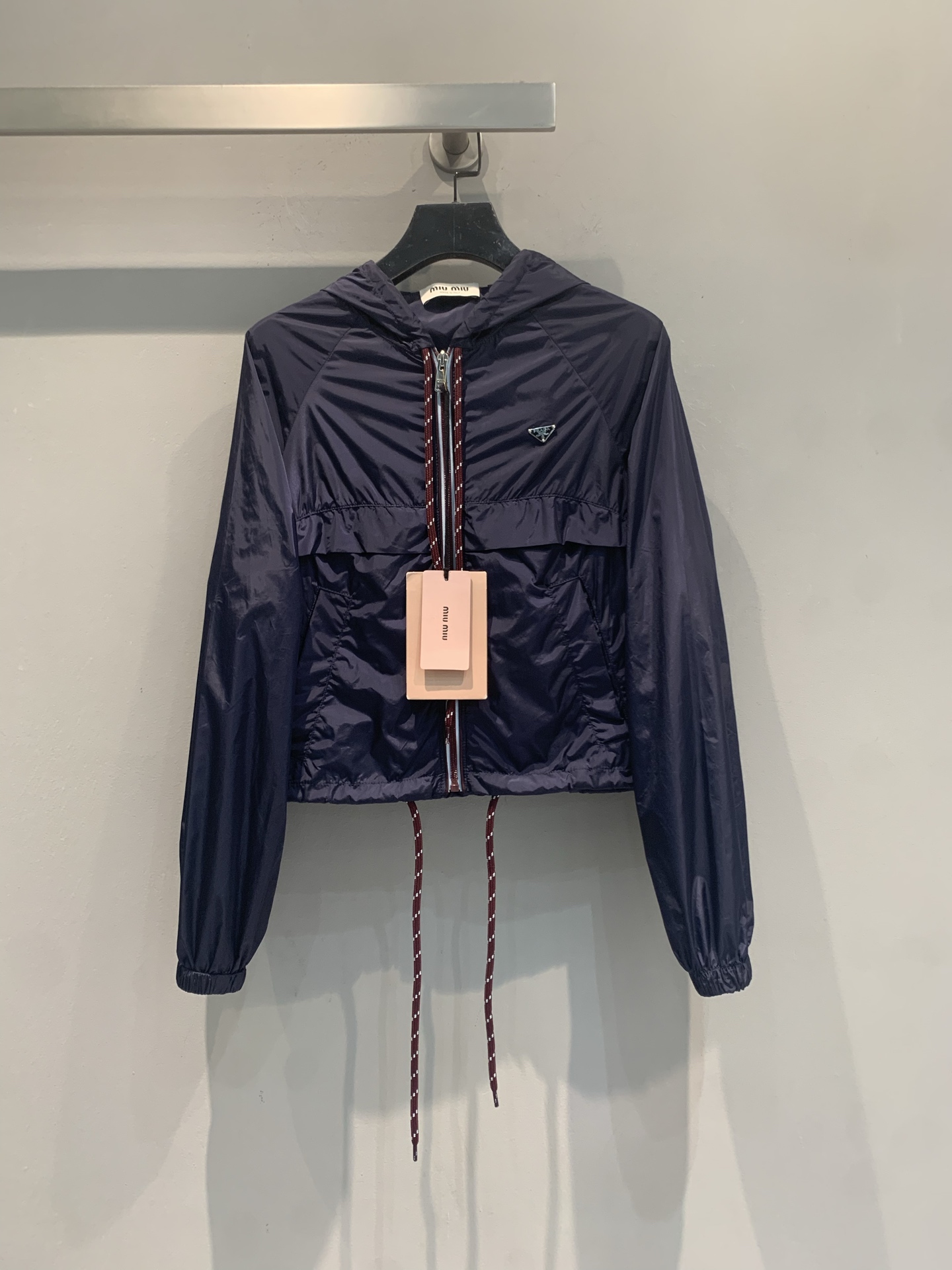 NO:805656,The new model has been shipped. M is originally developed by Prad* Spring and Summer series dark blue lace-up nylon hooded jacket. The light material is perfect for spring and summer wear!  Short design + drawstring details, practical and stylish, hooded and windproof, suitable for daily leisure or outdoor use. The PRADA logo on the chest is very recognizable, retro Korean style, slim and versatile, it goes well with jeans or sneakers ~ Size SML, prada, sneakers, jeans, jackets & coats, hats,19860909新款出货啦M 原版开发 Prad*春夏系列深蓝色系带尼龙连帽外套,轻薄材质超适合春夏穿！短款设计+抽绳细节,实用又有型,连帽还能防风,日常休闲或户外都OK.胸前PRADA标志超有辨识度,复古韩版风格,显瘦又百搭,搭牛仔裤或运动鞋都很出彩～码数SML,,prada,sneakers,jeans,jackets & coats,hats,,Women's clothing