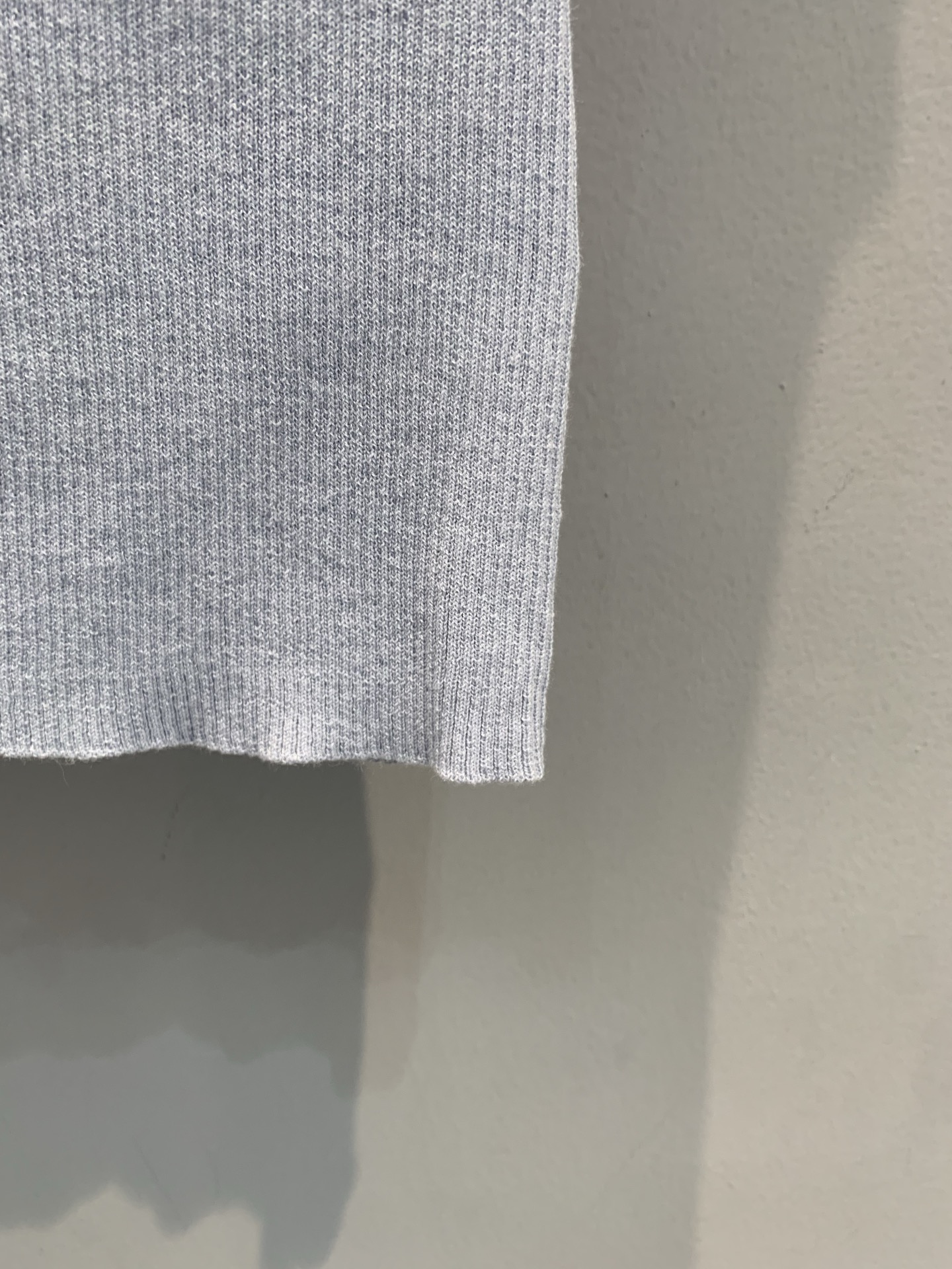 新款🆕 原版开发 Miumi*春夏系列V领针织吊带背心，V领+镂空设计，简约又有细节感✨。柔软针织面料，