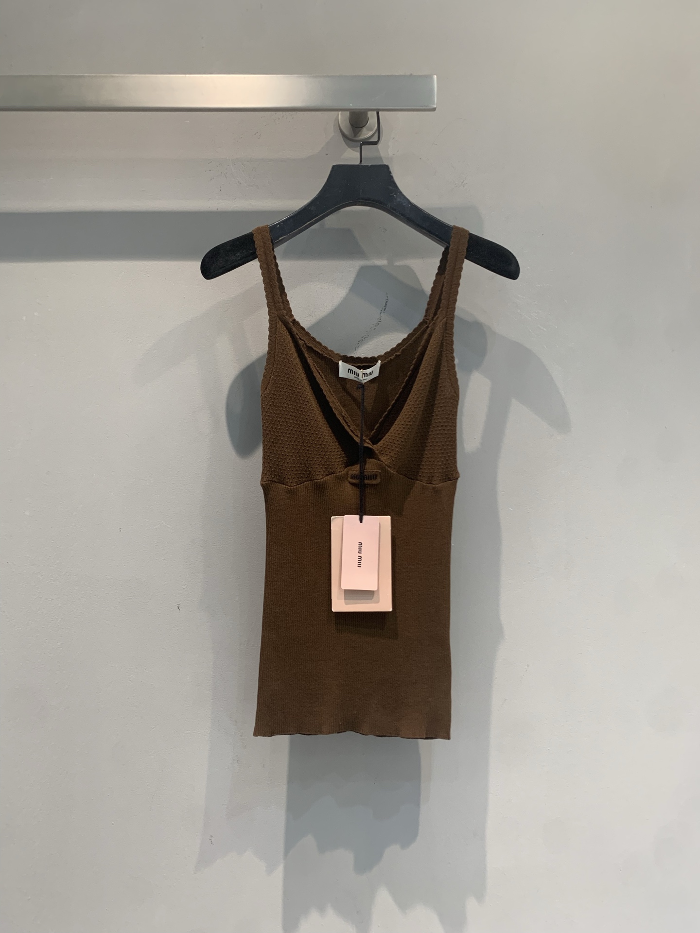 NO:805650,The new model is shipping. M is the original development of Miumi* spring and summer series V-neck knitted camisole, V-neck + hollow design, simple and detailed. Soft knitted fabric, close-fitting and comfortable, perfect for spring and summer!  The spaghetti straps + slim fit can easily highlight your body curves. It is versatile when worn alone or layered inside. It goes well with high-waisted pants and skirts ~ It can be easily used for daily commuting and leisure, fashionable and practical!  Code numberSML,,miumiu,skirts,19860909新款出货啦M 原版开发 Miumi*春夏系列V领针织吊带背心,V领+镂空设计,简约又有细节感.柔软针织面料,贴身舒适,春夏穿超合适！细肩带+修身剪裁,轻松凸显身形曲线,单穿或内搭都很百搭,搭配高腰裤、半裙都很出彩～日常通勤、休闲都能轻松驾驭,时髦又实用！码数SML,,miumiu,skirts,,Women's clothing