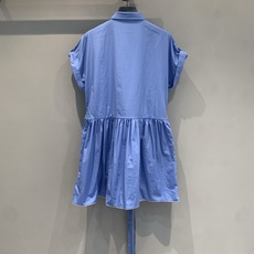 新款🆕 原版开发 Miumi*春夏系列大口袋系带连衣裙,棉质针织面料,胸口品牌刺绣,细节满分✨。翻领+卷 新款🆕 原版开发 Miumi*春夏系列大口袋系带连衣裙,棉质针织面料,胸口品牌刺绣,细节满分✨。翻领+卷