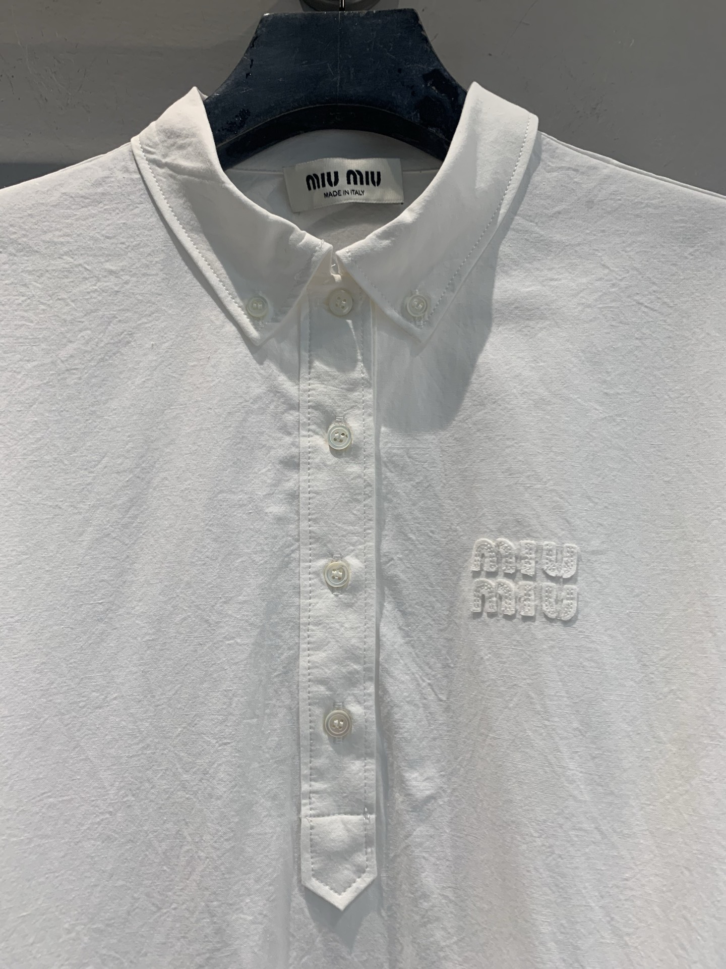 新款🆕 原版开发 Miumi*春夏系列大口袋系带连衣裙，棉质针织面料，胸口品牌刺绣，细节满分✨。翻领+卷
