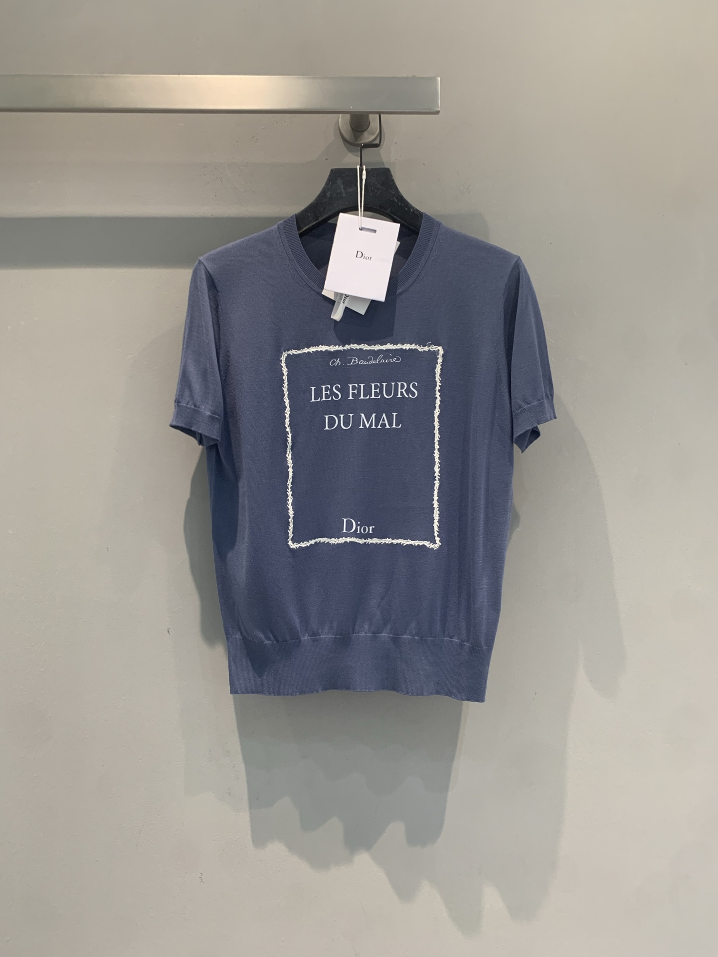 NO:822167,The new model is shipped. M is originally developed by CD. The new fashionable letter printed silk knitted short-sleeves for spring and summer are made of blue-gray silk knitted fabric. They are soft and skin-friendly, and are super comfortable to wear in spring and summer!  The 'LES FLEURS DU MAL' letters on the front + raw edge square frame are full of details, low-key and artistic. The round neck design is simple and elegant, the length of the short sleeves just covers the arms, the slightly loose version is super slim, and super friendly to the figure!  It can be easily used for daily commuting and leisure. It goes well with jeans or skirts. It is a must-have and versatile item for the spring and summer wardrobe ~ Size 36 38 40,,skirts,jeans,T-shirt,real silk,19860909新款出货啦M 原版开发 CD春夏新款时髦字母印花真丝针织短袖,采用蓝灰色真丝针织面料,柔软亲肤,春夏穿超舒服！正面“LES FLEURS DU MAL”字母+毛边方框,细节感满满,低调又有艺术气息.圆领设计简约大方,短袖长度刚好遮手臂,微宽松版型超显瘦,对身材超友好！日常通勤、休闲都能轻松驾驭,搭配牛仔裤或半身裙都很出彩,是春夏衣橱必备百搭单品～码数36 38 40,,skirts,jeans,T-shirt,real silk,,Women's clothing