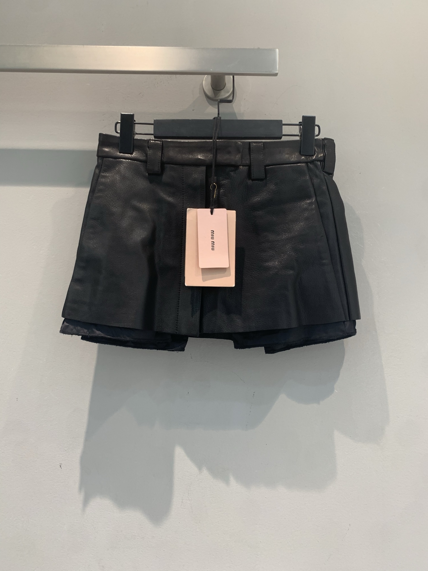 NO:822139,The new model is shipped. M original development Miumi* new fashionable retro irregular lambskin skirt for spring and summer. Made of high-quality lambskin fabric, the surface is smooth and shiny, and the texture is great. The straight hip-hugging design, paired with a light brown belt, easily divides the body proportions, making the legs longer and slimmer!  The length of the skirt is moderate and can be easily worn in daily life or at parties. The sweet and cool style is perfect. Paired with a leather jacket and Martin boots, the retro and uninhibited atmosphere is directly completed. The size is SML,,miumiu,boots,skirts,jackets & coats,sheepskin,19860909新款出货啦M原版开发 Miumi*春夏新款时髦复古不规则小羊皮半裙.i选用高品质小羊皮面料,表面光滑有光泽,质感超赞.直筒包臀设计,搭配浅棕腰带,轻松划分身材比例,显腿长又显瘦！短裙长度适中,日常或聚会都能轻松驾驭,甜酷风格满分,搭配皮夹克、马丁靴,复古不羁氛围感直接拉满.码数SML,,miumiu,boots,skirts,jackets & coats,sheepskin,,Women's clothing