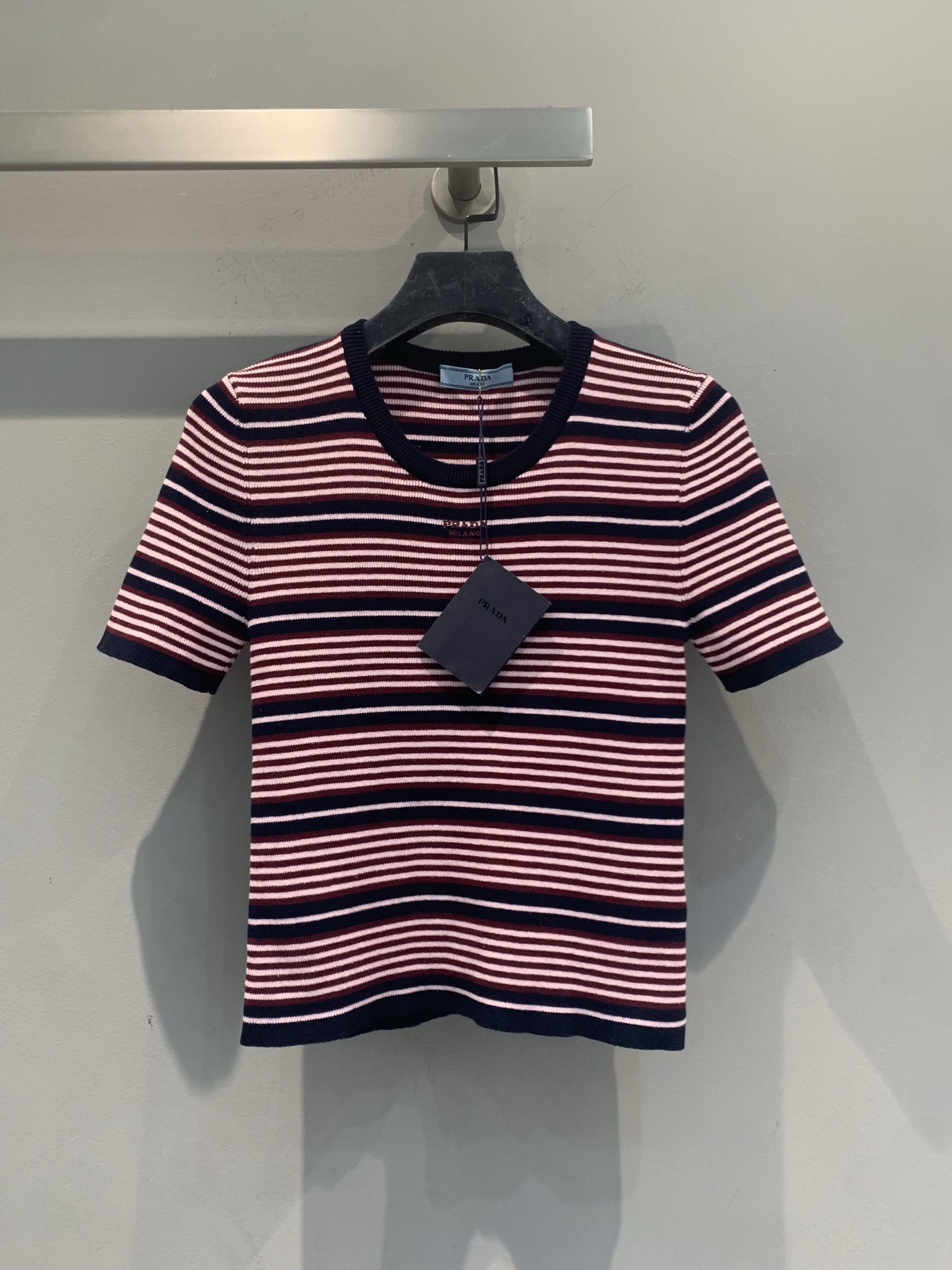 NO:806272,The new model is shipped. M is originally developed by Prad* spring and summer series striped knitted short-sleeves, red, white and blue color matching design, retro and full of vitality!  High-density knitted fabric, soft and skin-friendly, super breathable, super comfortable to wear in spring and summer. Slim fit + round neck cut, simple and elegant, striped details are super layered, great to wear alone or inside. Pair it with a high-waist skirt or casual pants, you can easily get a fashionable retro style, and you can easily wear it on the street or at parties every day!  Size SML,,prada,skirts,T-shirt,19860909新款出货啦M 原版开发 Prad*春夏系列条纹针织短袖,红白蓝拼色设计,复古又活力满满！高密度针织面料,柔软亲肤,透气性超赞,春夏穿超舒服.修身版型+圆领剪裁,简约大方,条纹细节超有层次感,单穿或内搭都很出彩.搭配高腰短裙or休闲裤,轻松get时髦复古风,日常出街、聚会都能轻松驾驭！码数SML,,prada,skirts,T-shirt,,Women's clothing