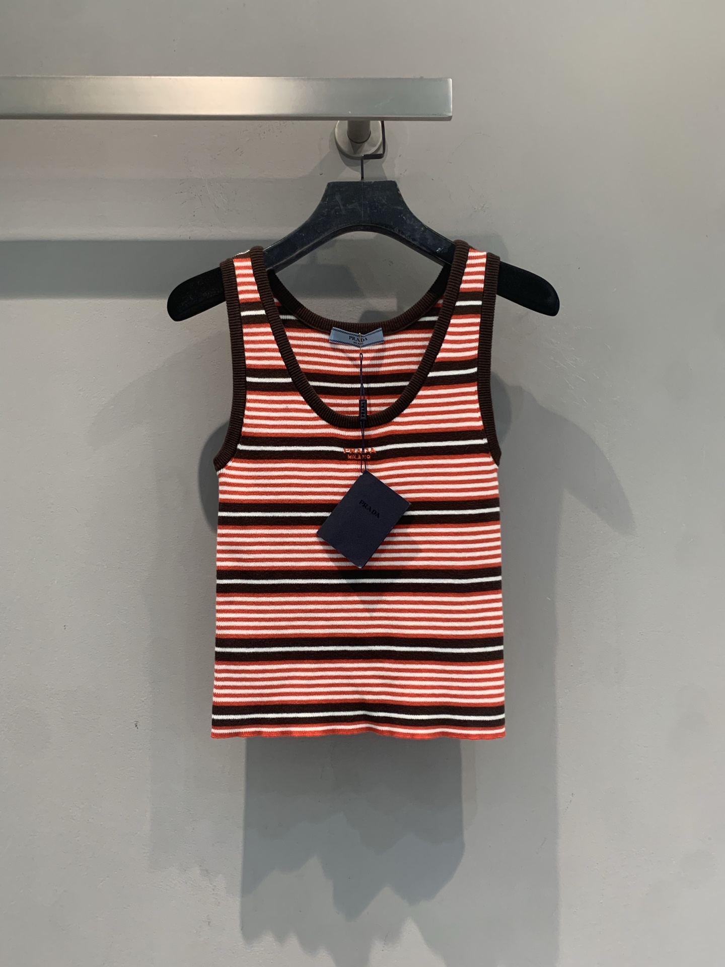 NO:806292,The new model is shipping. M is the original development of Prad* new spring and summer striped knitted vest. It is light and breathable, and super comfortable to wear in summer!  The sleeveless + round neck design is simple and retro, and the dark knitted details on the shoulder straps and edges are super textured. The small logo on the chest low-key highlights the brand identity. It is versatile to wear alone or inside. Paired with high-waisted pants/skirts, you can easily get American retro or commuting style, fashionable and practical!  Code numberSML,,prada,skirts,19860909新款出货啦M 原版开发 Prad*春夏新款条纹针织背心,轻薄透气,夏天穿超舒服！无袖+圆领设计,简约又复古,肩带和边缘深色针织细节超有质感.胸前小徽标低调彰显品牌身份,单穿或内搭都很百搭,配高腰裤/半裙,轻松get美式复古or通勤风,时髦又实用！码数SML,,prada,skirts,,Women's clothing