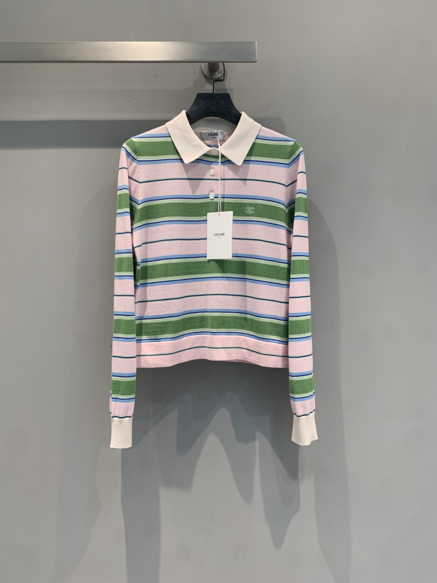 NO:806301,The new model is shipping. M is the original development of Celin* spring and summer series pink and green striped long-sleeved Polo shirt. The cotton fabric is soft and comfortable, suitable for wearing in many seasons. The pink, green and blue contrasting stripes are full of spring atmosphere, energetic and romantic. The straight-shoulder version modifies the body proportions, and it is OK to wear alone or layered with it!  The lapel + button design is classic and fashionable. It can be easily used for commuting, daily life and travel. It is age-reducing and relaxed. It is a must-have and versatile item for the spring and summer wardrobe. Size SML,,celine,19860909新款出货啦M 原版开发 Celin*春夏系列粉绿条纹长袖Polo衫,棉质面料柔软舒适,适合多季节穿着.粉绿蓝撞色条纹,春日氛围感满满,活力又浪漫.正肩收身版型,修饰身材比例,单穿或内搭都很OK！翻领+纽扣设计,经典又时髦,通勤、日常、旅行都能轻松驾驭,减龄又松弛,是春夏衣橱必备百搭单品.码数SML,,celine,,Women's clothing