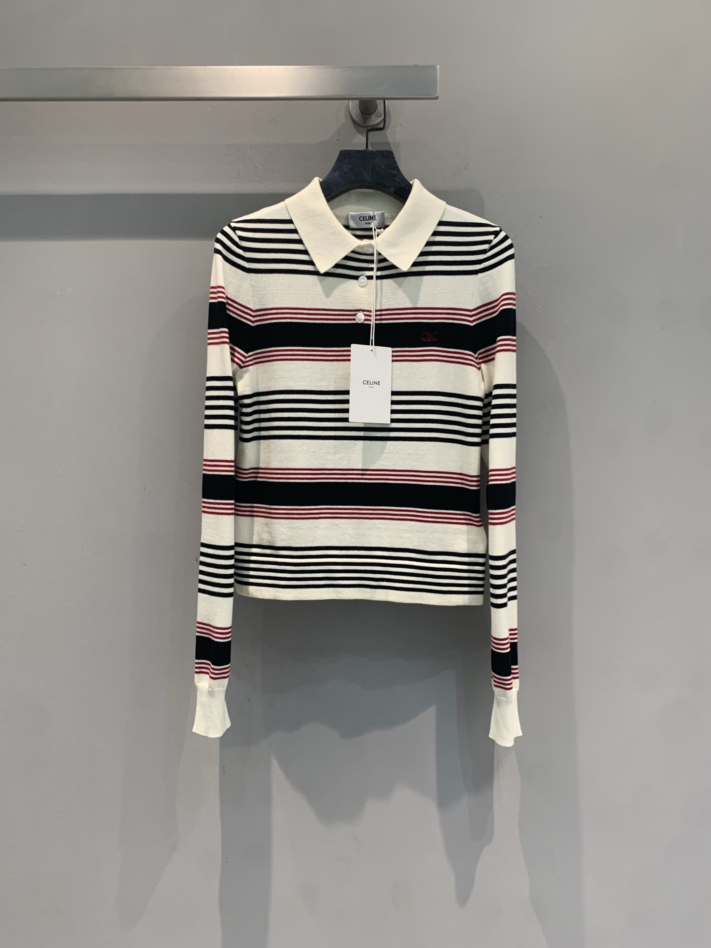 NO:806298,The new model is now shipping. The original development of Celin* spring and summer series is fashionable and versatile striped knitted Polo shirt. The cotton fabric is soft and comfortable, has good elasticity, and is very friendly to wear next to the body. Black and white contrasting stripes + classic Polo collar, short and slim fit, easily highlight the body proportions. It can be easily controlled for daily commuting and leisure. It goes well with jeans or skirts. It is simple and stylish, and is a must-have item that is both practical and fashionable!  Code numberSML,,celine,skirts,jeans,19860909新款出货啦原版开发 Celin*春夏系列时髦百搭条纹针织Polo衫,棉质面料柔软舒适,弹性好,贴身穿着超友好.黑白红撞色条纹+经典Polo领,短款修身剪裁,轻松凸显身材比例.日常通勤、休闲都能轻松驾驭,搭配牛仔裤或半裙都很出彩,简约又有设计感,是实用与时尚兼具的必备单品！码数SML,,celine,skirts,jeans,,Women's clothing