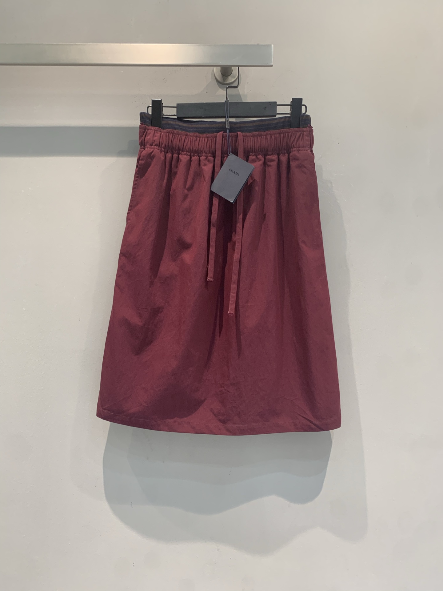 NO:822126,New model shipped M original development  Prad* spring and summer new trendy retro contrast waist burgundy skirt, elastic waist + drawstring design, comfortable and practical, suitable for a variety of body types. The fabric is soft and draped, with strong wrinkle resistance, and can be easily used for daily commuting or leisure. The A-line skirt modifies the leg shape, and the burgundy color is white and high-end. It goes well with sweaters and shirts. The mid-length design is elegant and fashionable, and can easily create a retro or modern style look. Size SML, prada, skirts, shirts,19860909新款出货啦M 原版开发 Prad*春夏新款时髦复古撞色腰酒红色半身裙,松紧腰+抽绳设计,舒适又实用,适合多种身材.面料柔软垂顺,抗皱力强,日常通勤或休闲都能轻松驾驭.A字裙摆修饰腿型,酒红色显白又高级,搭配针织衫、衬衫都很出彩.中长款设计,优雅又时髦,轻松打造复古或现代风格look.码数SML,,prada,skirts,shirts,,Women's clothing