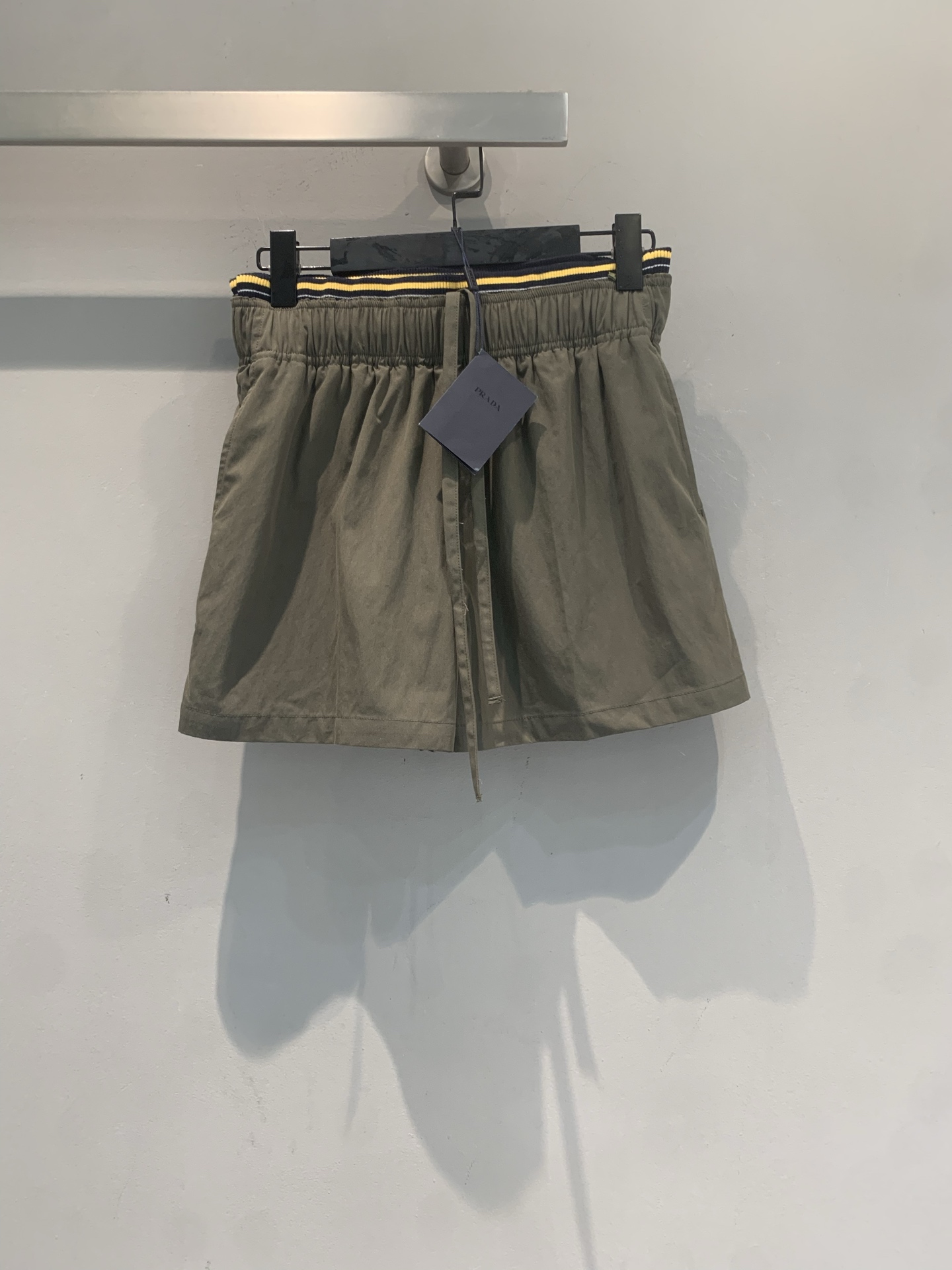 NO:822172,The new model is on the way. M is originally developed by Prad* and is a new fashionable retro triangle logo nylon shorts for spring and summer. Made of imported marine renewable technology fabric, it is light and breathable and super comfortable to wear in summer!  Military green with yellow and black stripes, full of American high street style. Double pockets on the back + brand embroidery, practical and recognizable. Elastic waist design, making you appear taller and slimmer. It can be easily worn in daily casual or street style. It will look even better when paired with short sleeves from the same series!  Size SML,,prada,shorts,T-shirt,19860909新款出货啦M 原版开发 Prad*春夏新款时髦复古三角标尼龙短裤.采用进口海洋可再生科技面料,轻盈透气,夏天穿超舒服！军绿色搭配黄黑条纹,美式高街风满满.后侧双口袋+品牌刺绣,实用又有辨识度.松紧腰设计,显高显瘦,日常休闲或街头风都能轻松驾驭,搭配同系列短袖更出彩！码数SML,,prada,shorts,T-shirt,,Women's clothing