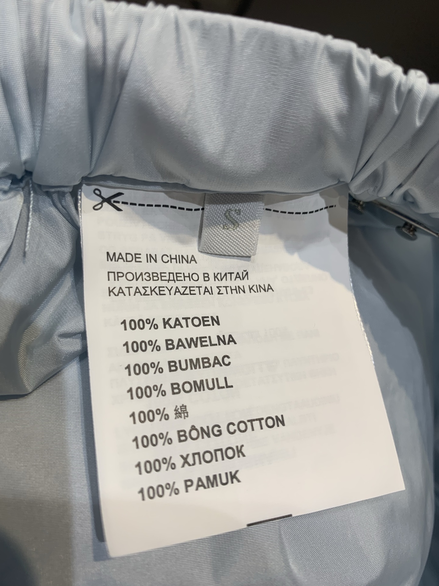 新款🆕 原版开发 Prad*春夏新款淡蓝色系带松紧腰半裙，轻薄尼龙材质，垂坠感满分，裙摆自然褶皱，走路自
