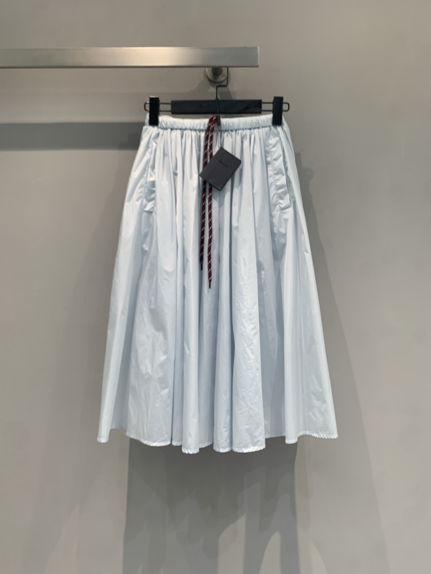 NO:806275,The new model is shipped. M original development Prad* spring and summer new light blue lace-up elastic waist skirt, light and thin nylon material, perfect drape, natural pleats on the skirt, and an elegant feeling when walking. Elastic waist + drawstring design, comfortable and practical, light blue tone is fresh and elegant, super versatile in spring and summer!  Whether paired with a T-shirt or a knitted sweater, you can easily switch between casual or commuting style. It is very suitable for daily outings and dates~ Size SML, prada, skirts, tees, t-shirt,19860909新款出货啦M原版开发 Prad*春夏新款淡蓝色系带松紧腰半裙,轻薄尼龙材质,垂坠感满分,裙摆自然褶皱,走路自带飘逸感.松紧腰+抽绳设计,舒适又实用,浅蓝色调清新优雅,春夏穿搭超百搭！无论配T恤还是针织衫,都能轻松切换休闲or通勤风,日常出街、约会都很适合哦～码数SML,,prada,skirts,tees，t-shirt,,Women's clothing