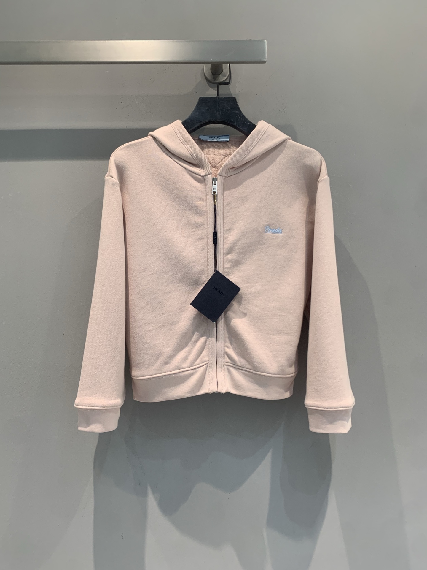 NO:806297,The new model is shipping. M is originally developed by Prad* and is a new nude pink zipper hooded sweatshirt for early spring. It is made of soft cotton fabric and is super comfortable to wear!  Simple design + logo embroidery on the chest, low-key and recognizable. The zipper is easy to open and close, the hooded design is practical and fashionable, the short version can also raise the waistline, and it can be paired with high-waisted pants to show off your body proportions!  The nude pink color is gentle and versatile, and can be easily used for commuting, dating, and leisure. It is a must-have item for the spring wardrobe ~ Size SML, prada, hoodie, sweatshirts, hats,19860909新款出货啦M 原版开发 Prad*早春新款裸粉色拉链连帽卫衣,柔软棉质面料,穿着超舒适！简约设计+胸前Logo刺绣,低调又有辨识度.拉链开合方便,连帽设计实用又时髦,短款版型还能拉高腰线,搭配高腰裤超显身材比例！裸粉色温柔百搭,通勤、约会、休闲都能轻松驾驭,是春季衣橱必备单品～码数SML,,prada,hoodie,sweatshirts,hats,,Women's clothing