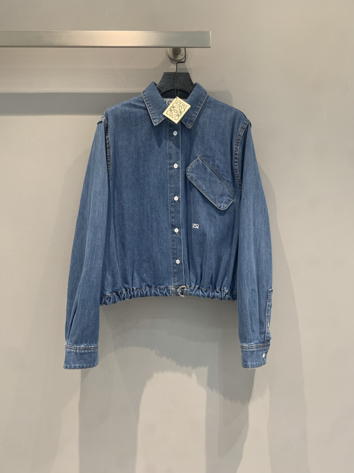 NO:822155,The new model is shipped M. The original development Loew* early spring new fashionable retro diagonal pocket denim jacket. Designed by the new creative director Jack & Lazaro, it is made of high-quality denim, classic blue tone + metal buttons, and the details have the brand logo, which is highly recognizable. The loose fit + cuffed hem is comfortable and fashionable, and can be easily controlled in daily or street style. This season focuses on texture and color, denim elements are combined with artistic craftsmanship, and have both a sense of relaxation and luxury. It is a highlight item for spring and summer wear!  Size SML,,loewe,jackets & coats,19860909新款出货啦M 原版开发 Loew*早春新款时髦复古斜口袋牛仔外套.由新任创意总监Jack & Lazaro设计,采用高品质牛仔布,经典蓝色调+金属纽扣,细节有品牌徽标,辨识度超高.宽松版型+束口下摆,舒适又时髦,日常或街头风都能轻松驾驭.本季主打质感与色彩,牛仔元素融合艺术匠艺,松弛感与高级感兼具,是春夏穿搭亮点单品！码数SML,,loewe,jackets & coats,,Women's clothing