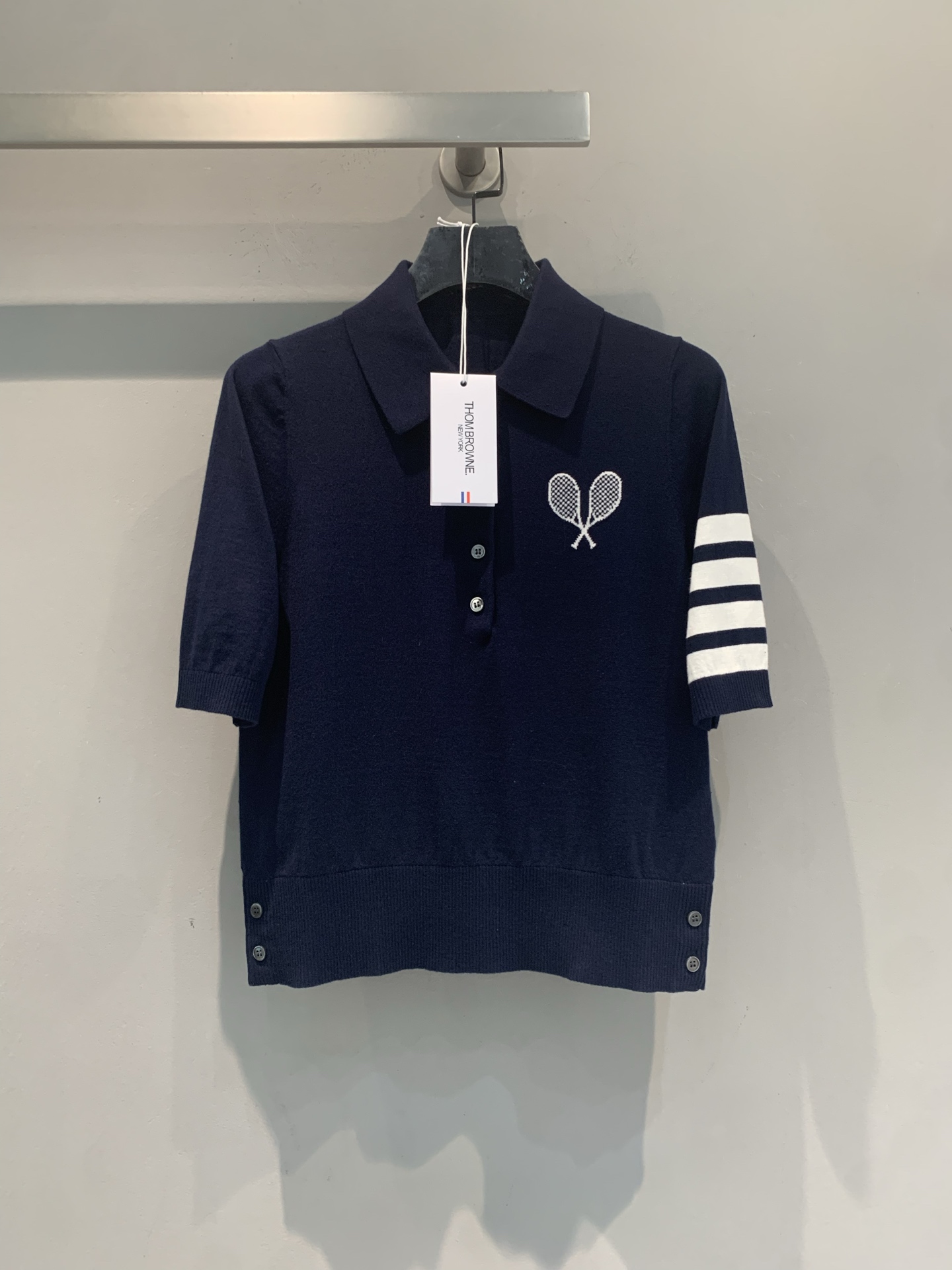 NO:806278,The new model has been shipped. M TB's new early spring tennis embroidered knitted POLO shirt, dark navy color + cross tennis embroidery on the left chest, full of sporty feel. The four stripes on the cuffs are a classic element of the brand and are highly recognizable!  The knitted fabric is soft and skin-friendly, super comfortable to wear in spring and summer, breathable and lightweight. The lapel + button placket is full of college style. It goes well with pleated skirts or casual pants. It can be easily used for commuting, sports and leisure. It is a versatile wardrobe item!  Code numberSML,,skirts,19860909新款出货啦M TB早春新款网球刺绣针织POLO衫,深海军蓝配色+左胸交叉网球刺绣,运动感满满.袖口四条杠是品牌经典元素,辨识度超高！针织面料柔软亲肤,春夏穿超舒服,透气又轻便.翻领+纽扣开襟,学院风十足,搭配百褶裙或休闲裤都很出彩,通勤、运动、休闲都能轻松驾驭,是衣橱百搭神器！码数SML,,skirts,,Women's clothing