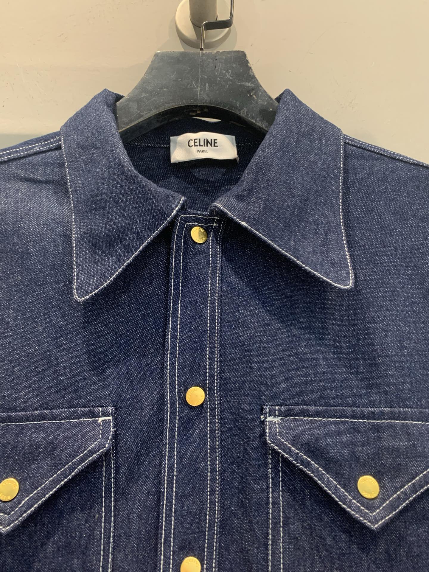 新款🆕 原版开发 Celin早春新款多口袋金扣牛仔夹克，深靛蓝水洗牛仔布，柔软轻薄，春夏穿超舒服！短款宽