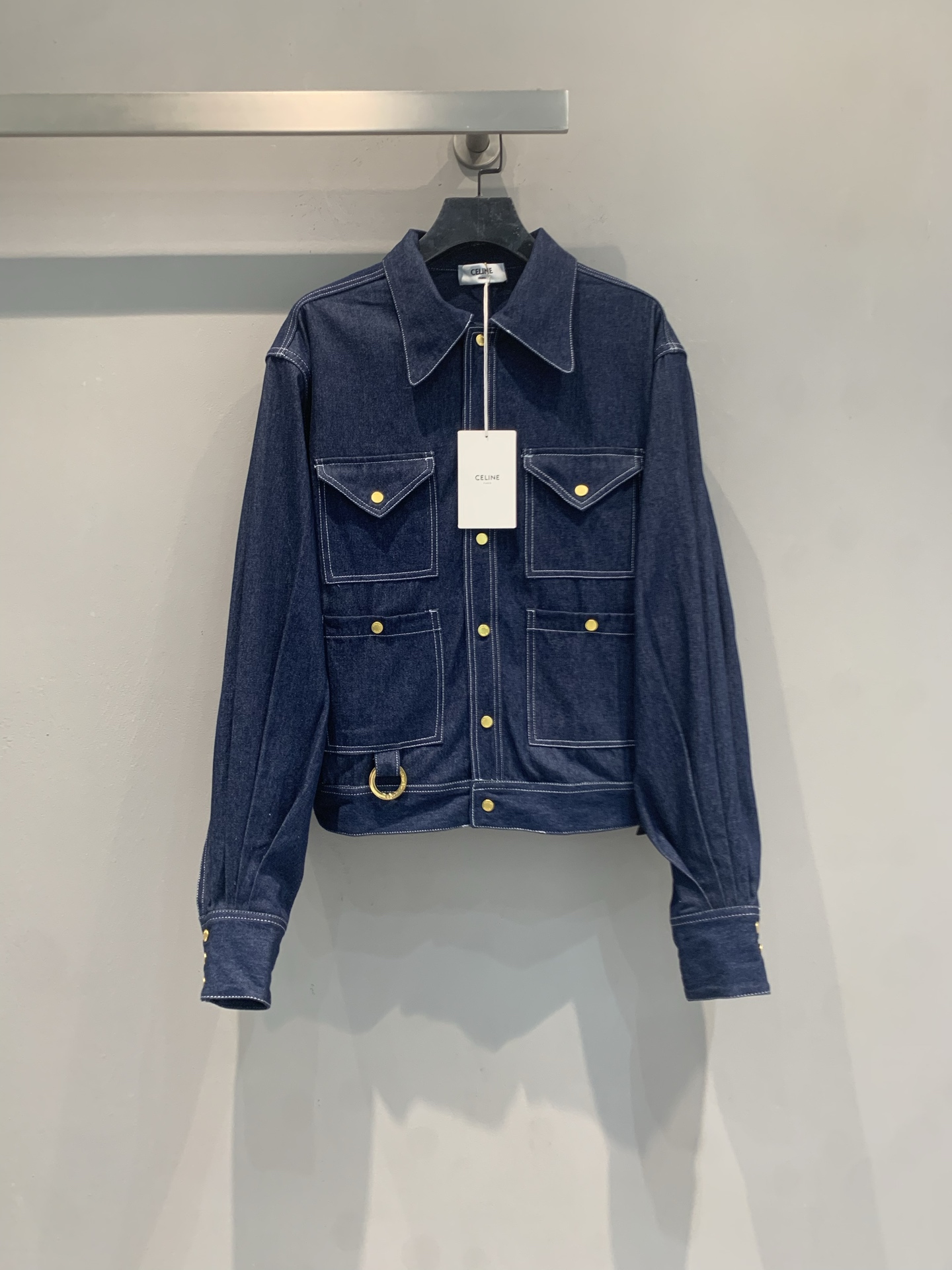 NO:806305,The new model is shipping. M is the original development of Celin's new multi-pocket gold button denim jacket for early spring. It is made of dark indigo washed denim, soft and light, and super comfortable to wear in spring and summer!  Short, loose fit + dropped shoulders, retro and relaxed. Topstitching, metal buttons and ring decoration, perfect details!  The four pockets are practical and beautiful, and the cuffs are slightly closed to modify the lines of the arms. It can be easily used for commuting, leisure, and outdoor use. It goes well with T-shirts or dresses. It is a must-have and versatile item in the spring and summer wardrobe!  Size SML,,celine,skirts,jackets & coats,tees,t-shirt,19860909新款出货啦M 原版开发 Celin早春新款多口袋金扣牛仔夹克,深靛蓝水洗牛仔布,柔软轻薄,春夏穿超舒服！短款宽松版型+落肩剪裁,复古又显松弛感.明线缝制、金属纽扣和环形装饰,细节满分！四个口袋实用又好看,袖口微收,修饰手臂线条.通勤、休闲、户外都能轻松驾驭,搭T恤或连衣裙都很出彩,是春夏衣橱必备百搭单品！码数SML,,celine,skirts,jackets & coats,tees，t-shirt,,Women's clothing
