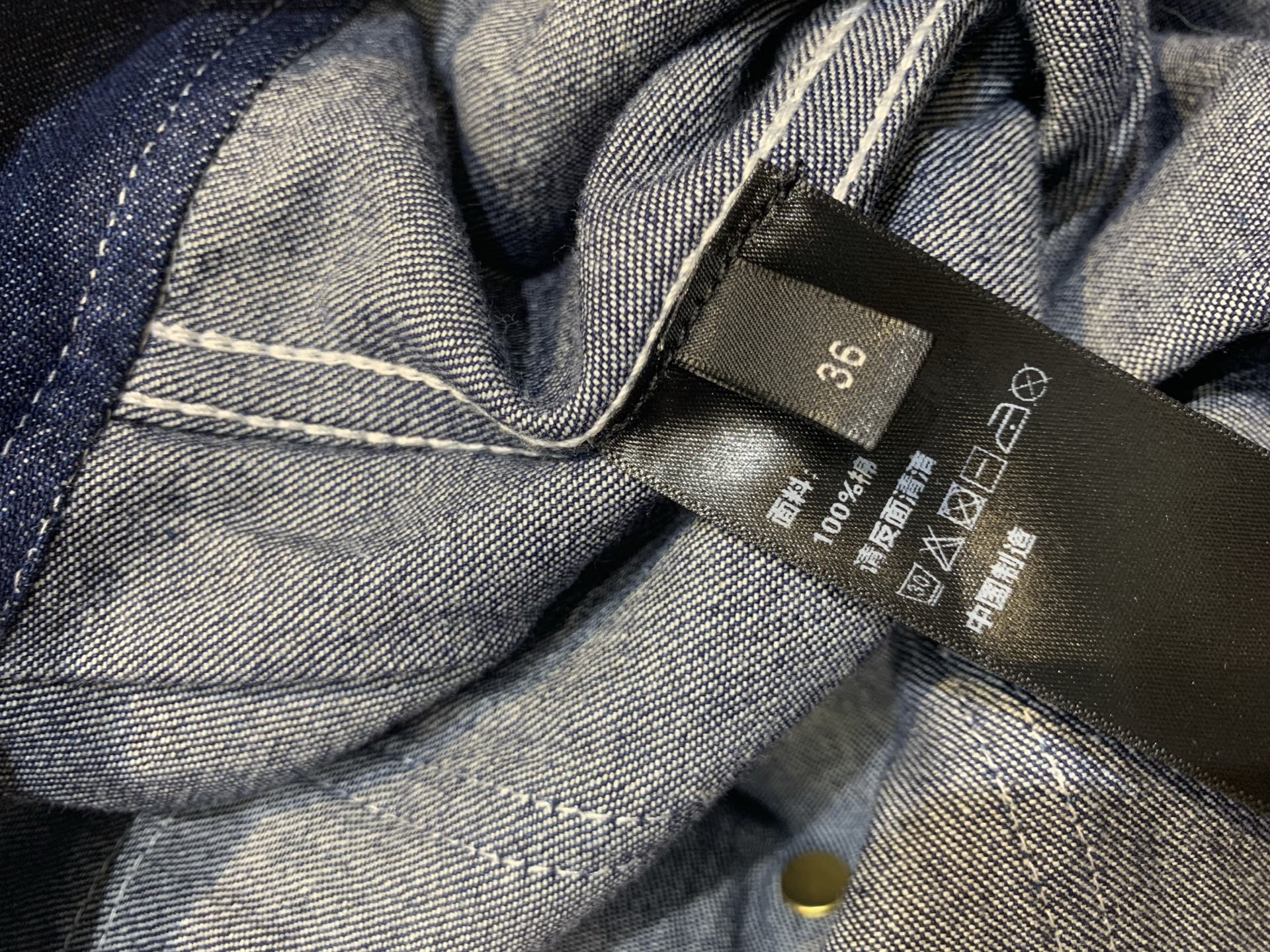 新款🆕 原版开发 Celin早春新款多口袋金扣牛仔夹克，深靛蓝水洗牛仔布，柔软轻薄，春夏穿超舒服！短款宽