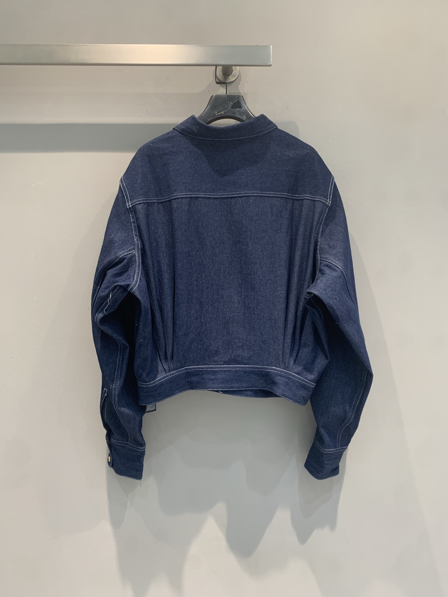 新款🆕 原版开发 Celin早春新款多口袋金扣牛仔夹克，深靛蓝水洗牛仔布，柔软轻薄，春夏穿超舒服！短款宽