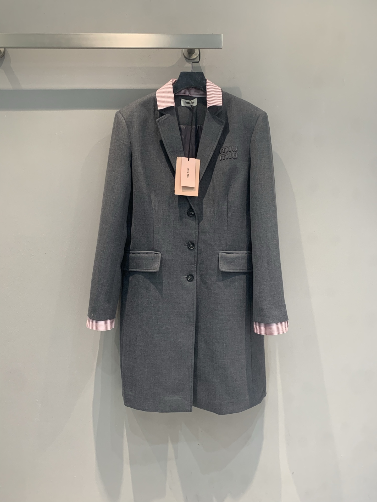 NO:806289,The new model is shipped. M is originally developed by Miumi* for early spring. It is a new retro wool contrast woolen coat. It is made of gray wool blended fabric and has a thick texture. The collar and cuffs are pink and white stripes in contrasting colors. It is full of design. It has a single row of three buttons and symmetrical flap pockets. It is neatly cut and has a moderate length. It can be easily used for daily commuting. Pair it with a simple inner layer or skirt, it is elegant and individual, and you can easily create a high-end look!  Code numberSML,,miumiu,skirts,19860909新款出货啦M 原版开发 Miumi*早春新款复古羊毛撞色毛呢大衣,灰色羊毛混纺面料,质感厚实,领口和袖口粉白条纹撞色,设计感满满.单排三粒扣+对称翻盖口袋,剪裁利落,长度适中,通勤日常都能轻松驾驭.搭配简约内搭或裙装,优雅又有个性,轻松打造高级感穿搭！码数SML,,miumiu,skirts,,Women's clothing