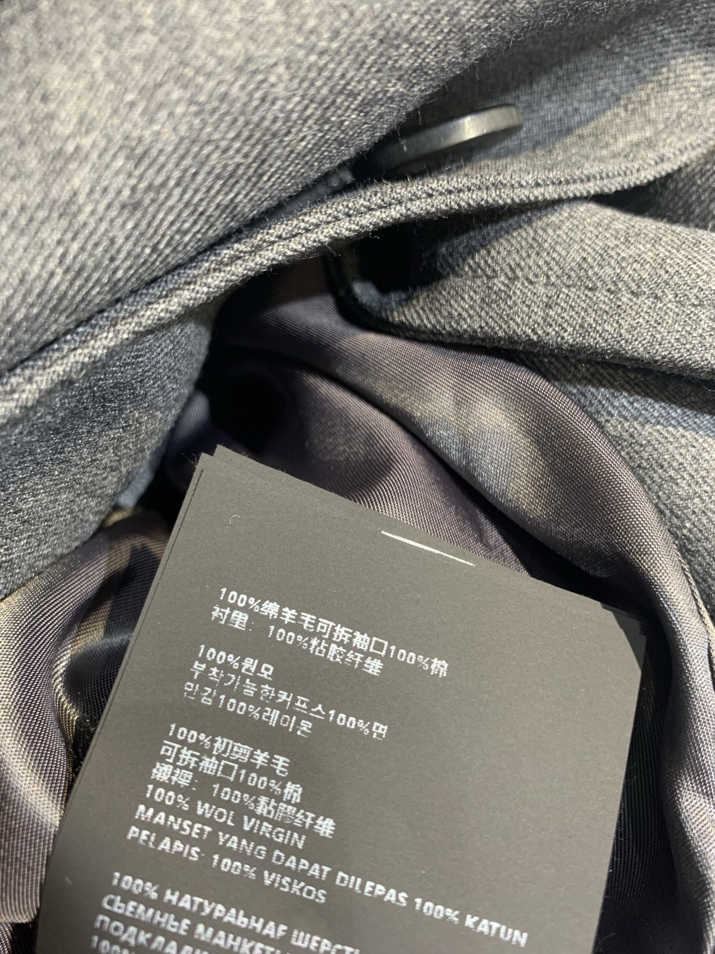 新款🆕 原版开发 Miumi*早春新款复古羊毛撞色毛呢大衣，灰色羊毛混纺面料，质感厚实，领口和袖口粉白条